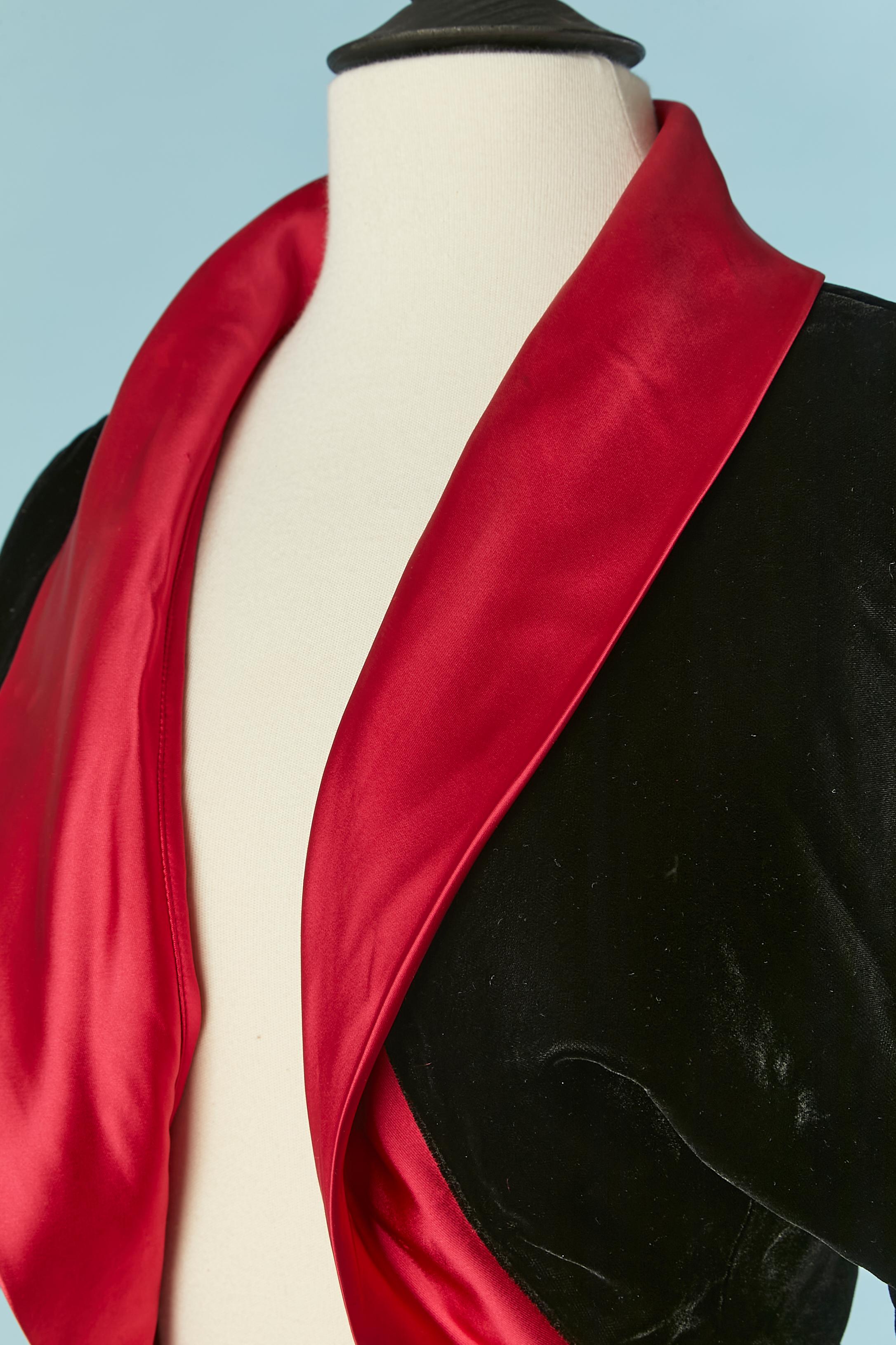 Black velvet boléro with rubis red satin lining and collar. Raglan sleeves. 
SIZE M 