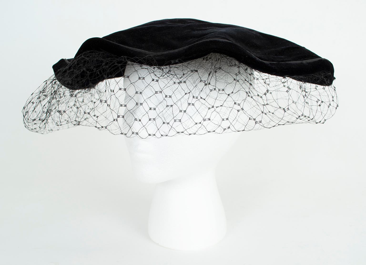 Schwarzer Samt Bubble Veil Muschel Untertasse Hut mit Provenienz O/S, 1930er Jahre im Zustand „Gut“ im Angebot in Tucson, AZ