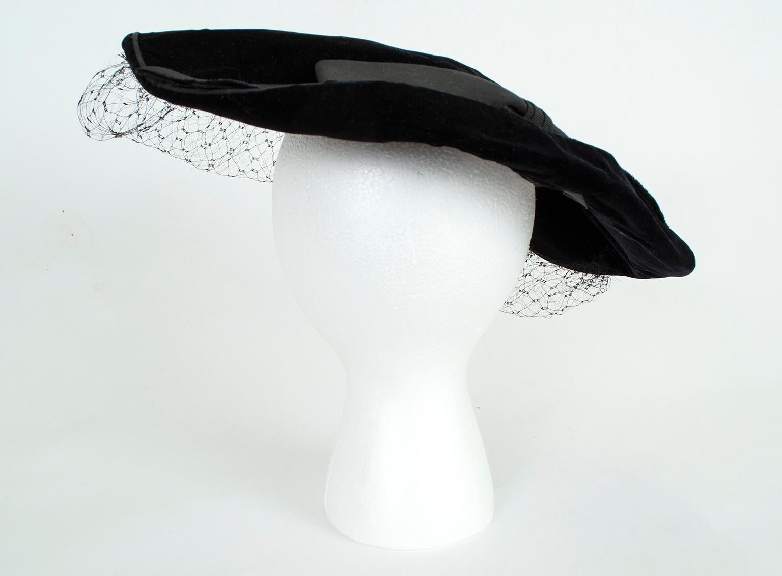 Cappello a piattino in velluto nero con velo a bolle e provenienza - O/S, anni '30 In condizioni buone in vendita a Tucson, AZ