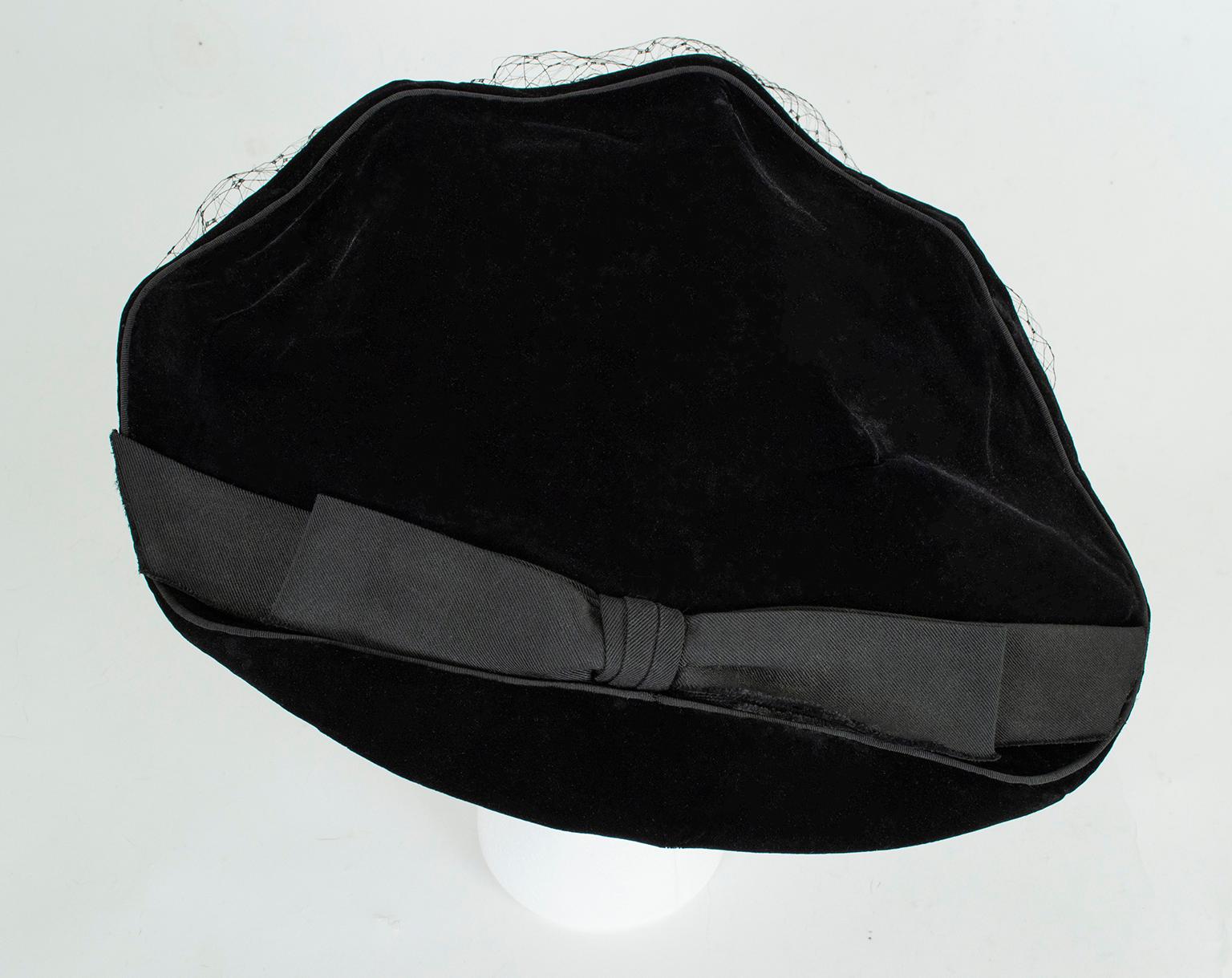 Black Velvet Bubble Veil Clamshell Saucer Hat with Provenance – O/S, 1930s In Good Condition For Sale In Tucson, AZ