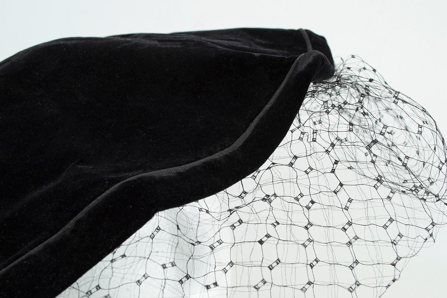 Black Velvet Bubble Veil Clamshell Saucer Hat with Provenance – O/S, 1930s For Sale 1