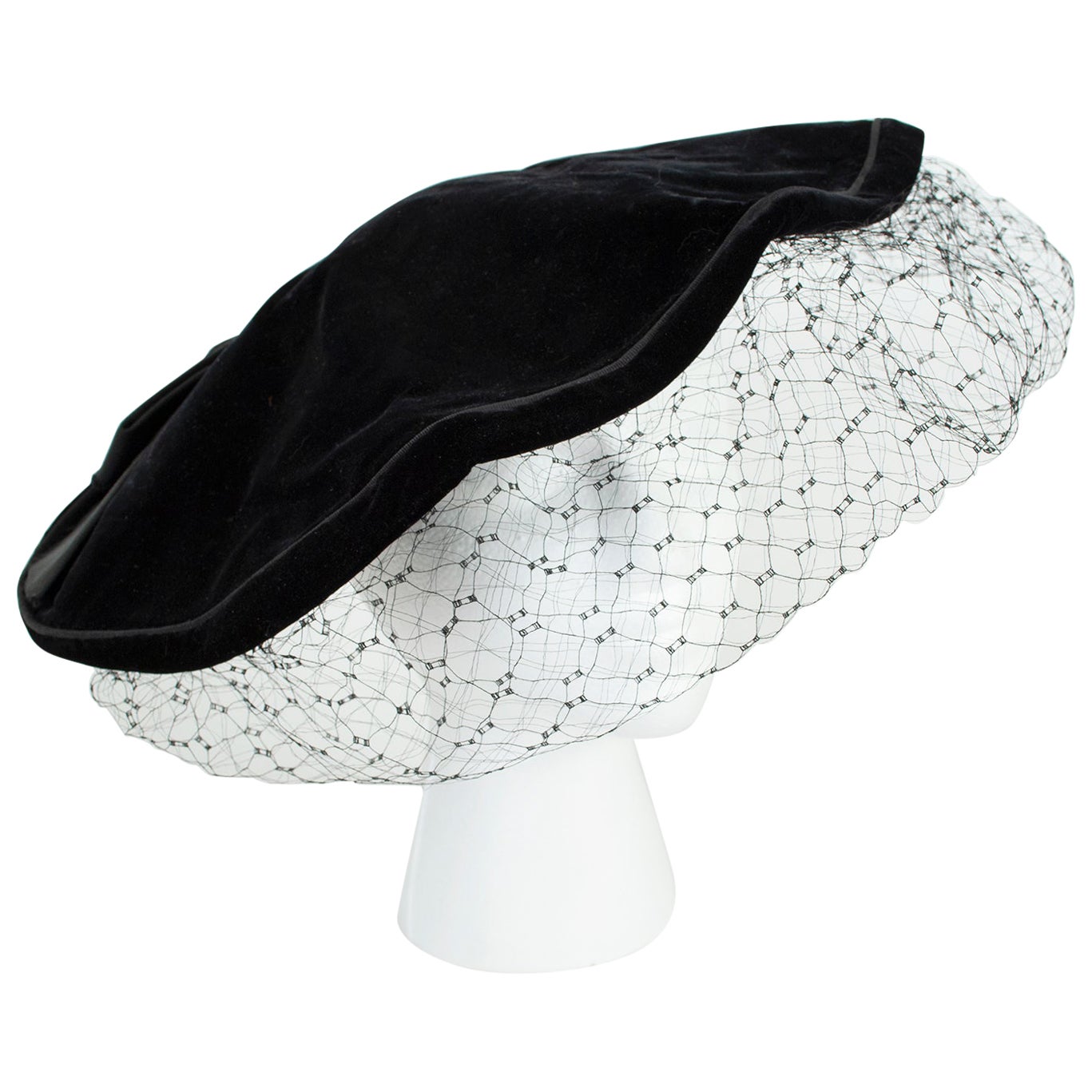 Chapeau soucoupe en velours noir à voile bullé et coquille de palourde avec provenance O/S, années 1930