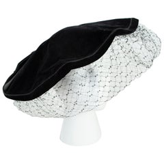 Sombrero de platillos en forma de concha de burbuja de terciopelo negro con procedencia - O/S, años 30