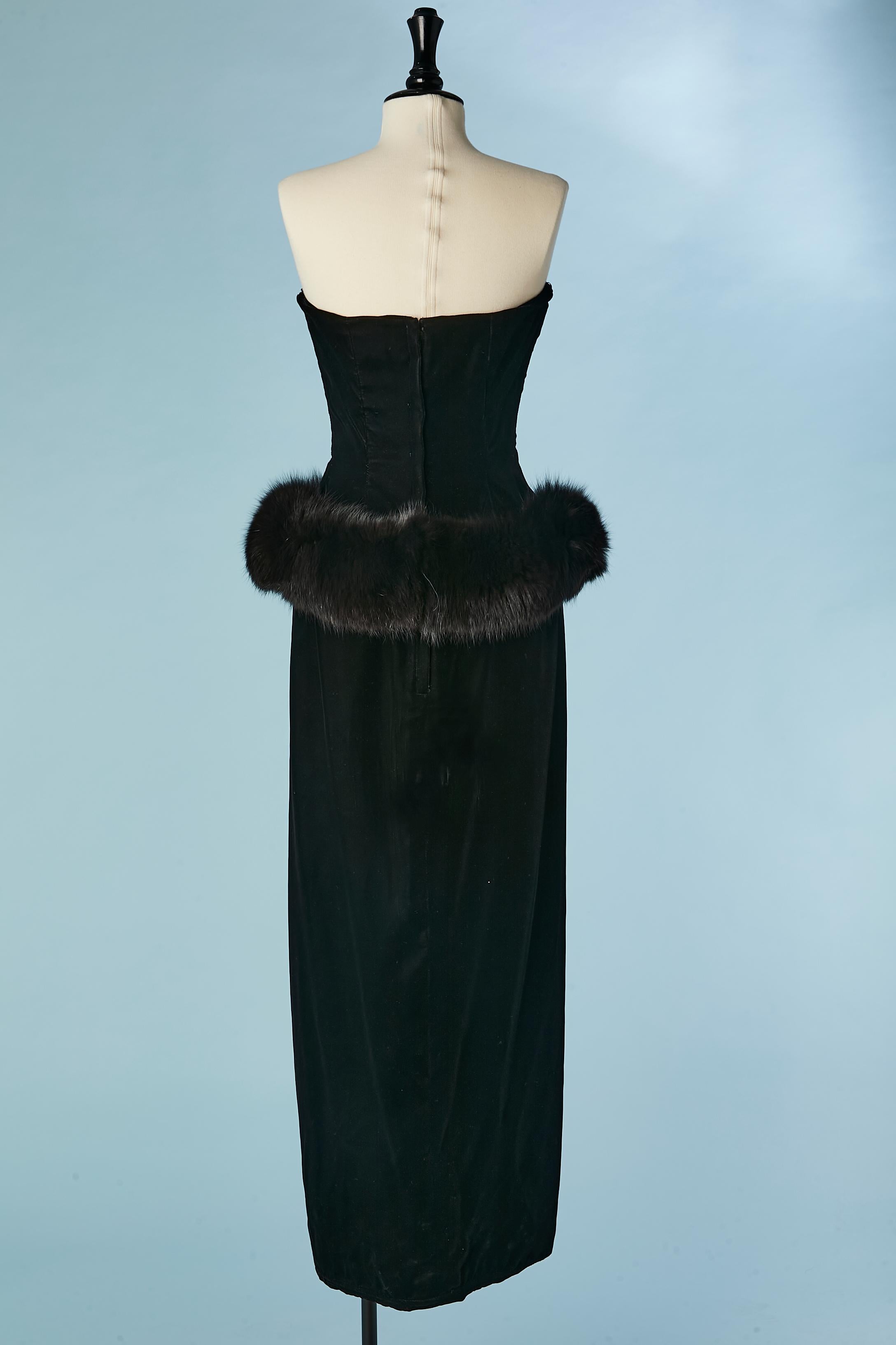 Vestido de noche bustier de terciopelo negro con pieles en la cintura Victor Costa 1