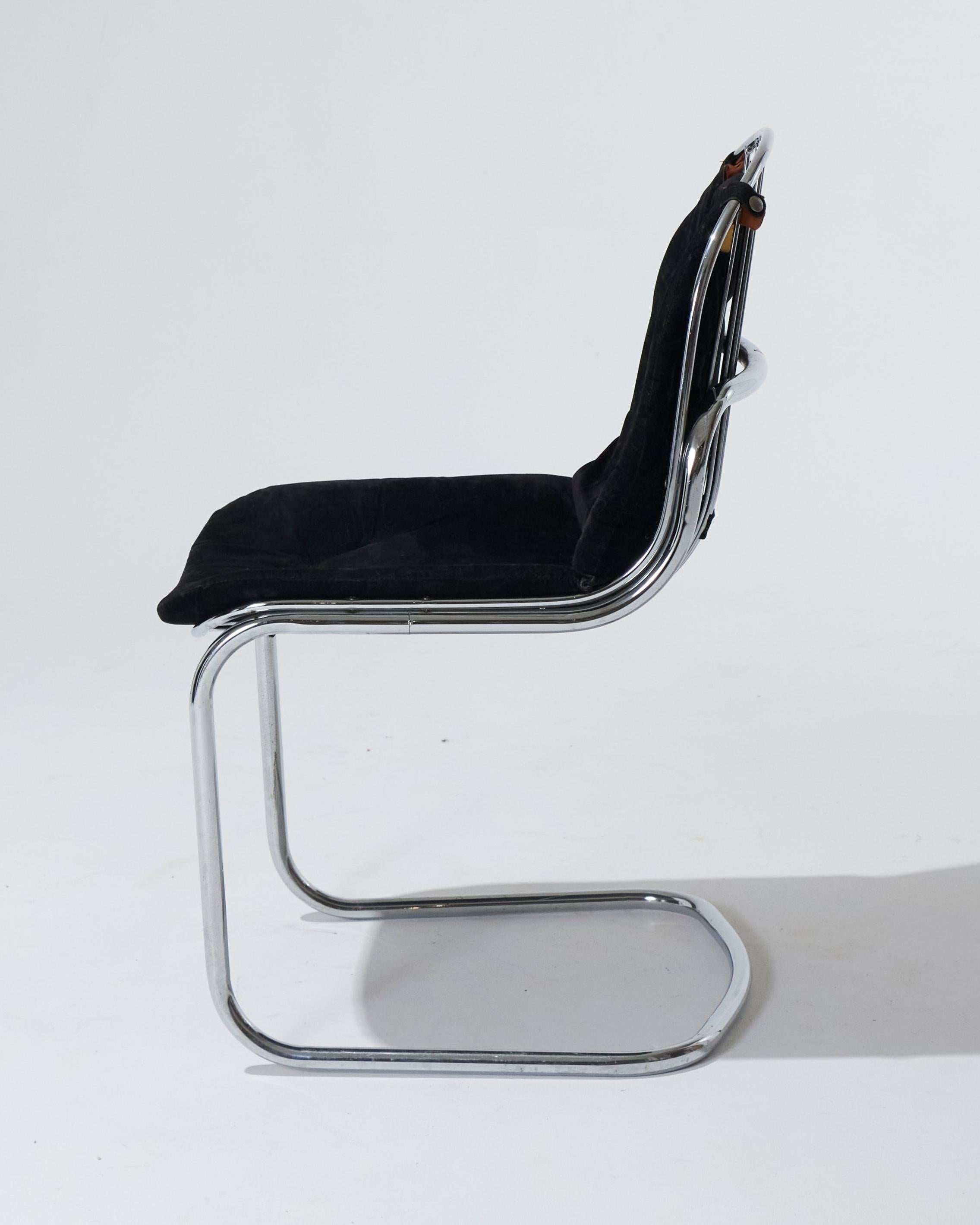 Black velvet chair with tubular chrome base by Gastone Rinaldi for RIMA, 1970s.
This model features a wire and tubular steel frame, offering a sleek, modern silhouette that captures the essence of 1970s design.

Localized tears are present in the