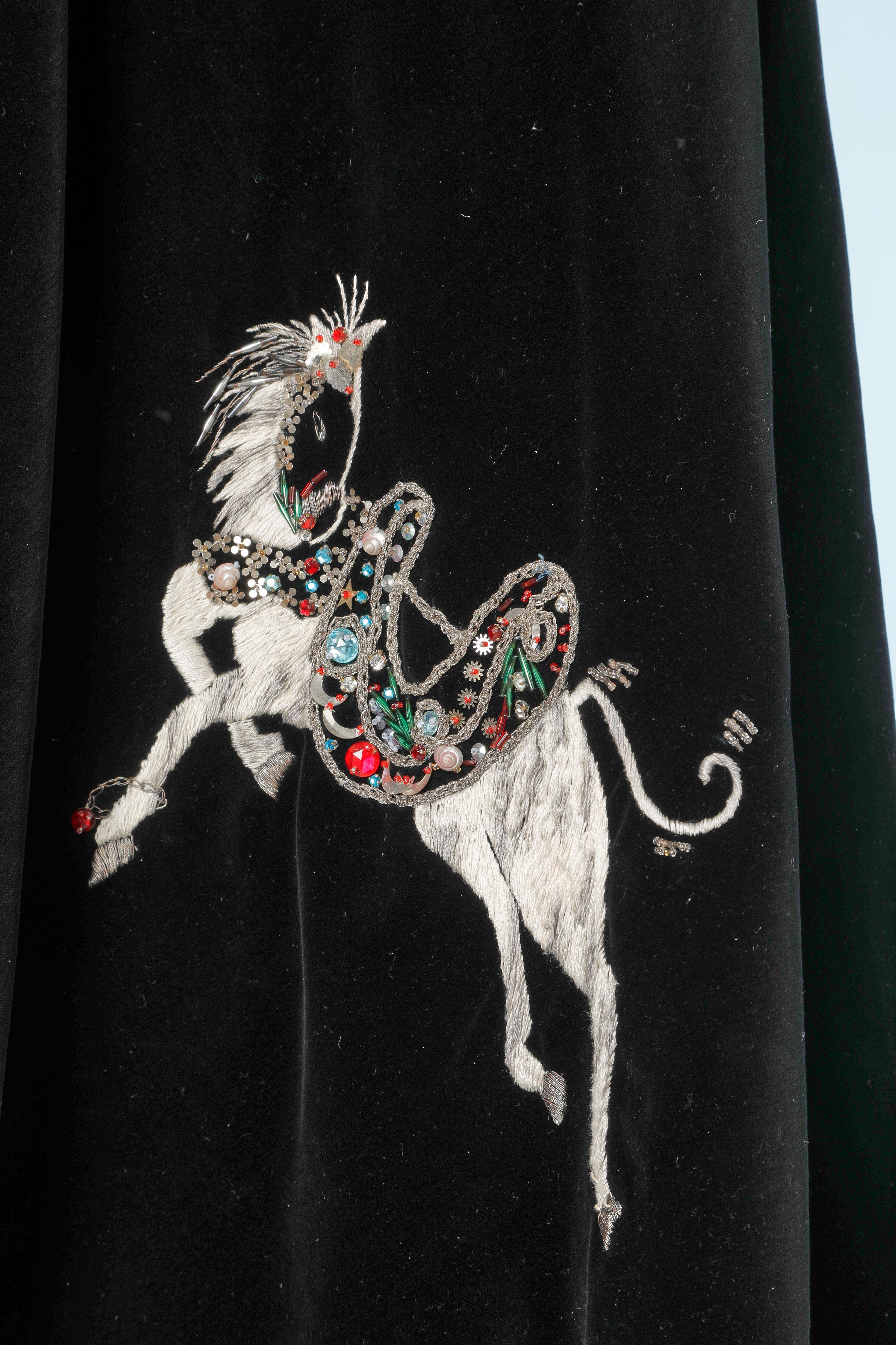 Black velvet circle skirt with horses embroidered  In Excellent Condition In Saint-Ouen-Sur-Seine, FR