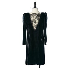 Valentino Boutique - Robe de cocktail en velours noir avec encolure en dentelle en V profond 