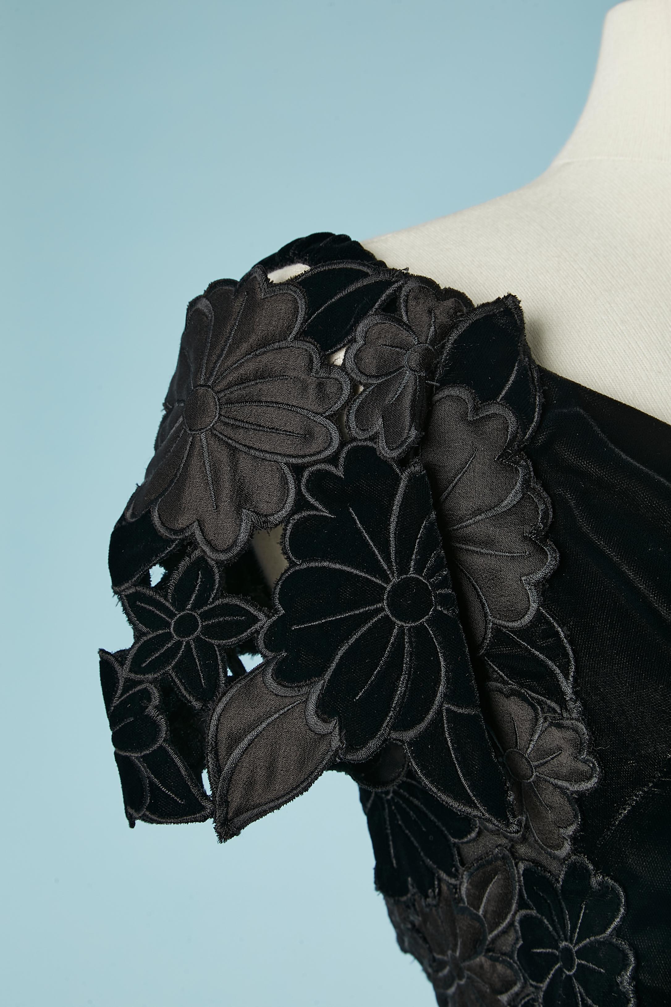 Robe de cocktail en velours noir avec des fleurs appliquées sur les deux côtés. Transparent sur le côté avec de la mousseline de soie. Fermeture éclair et crochet dans le milieu du dos. 
TAILLE 36 / S 