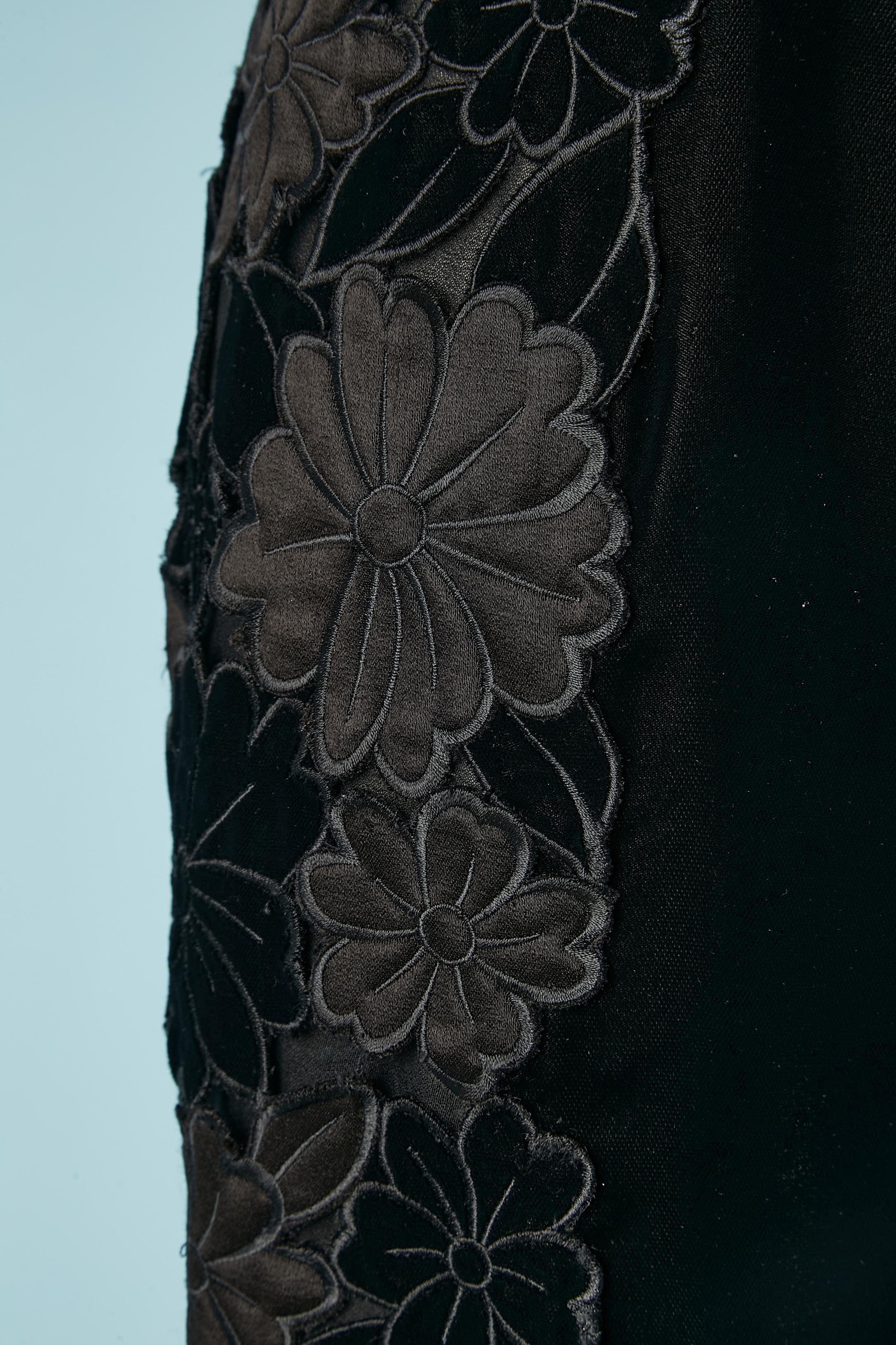 Black velvet cocktail dress with flowers appliqué on both side Loris Azzaro  In Excellent Condition For Sale In Saint-Ouen-Sur-Seine, FR