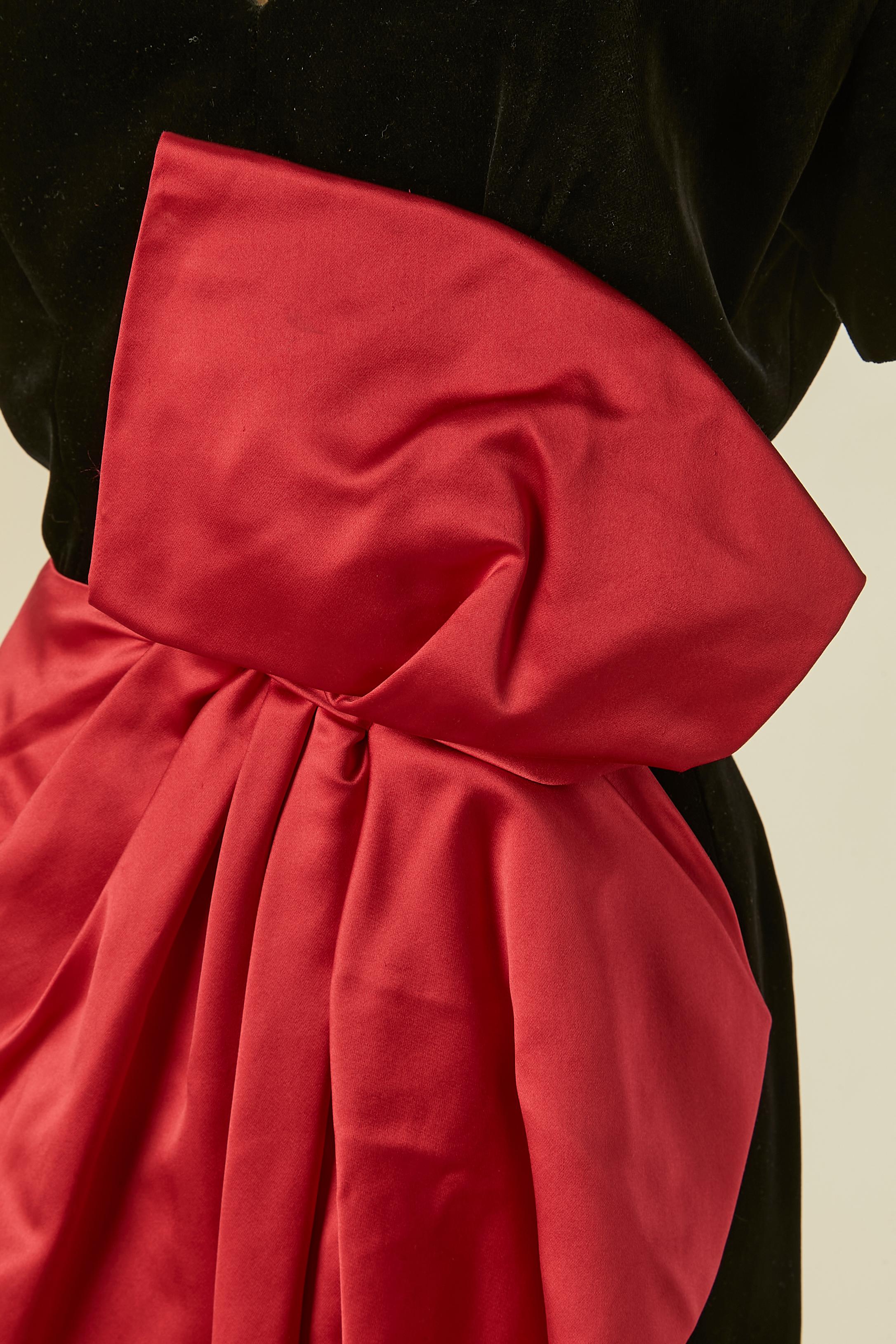 Robe de cocktail en velours noir avec nœud drapé en satin de soie rose. Composition en velours : 73% coton, 27% modal. La composition de la doublure est probablement de l'acétate ou de la rayonne. Fermeture à glissière cachée au milieu du dos et sur