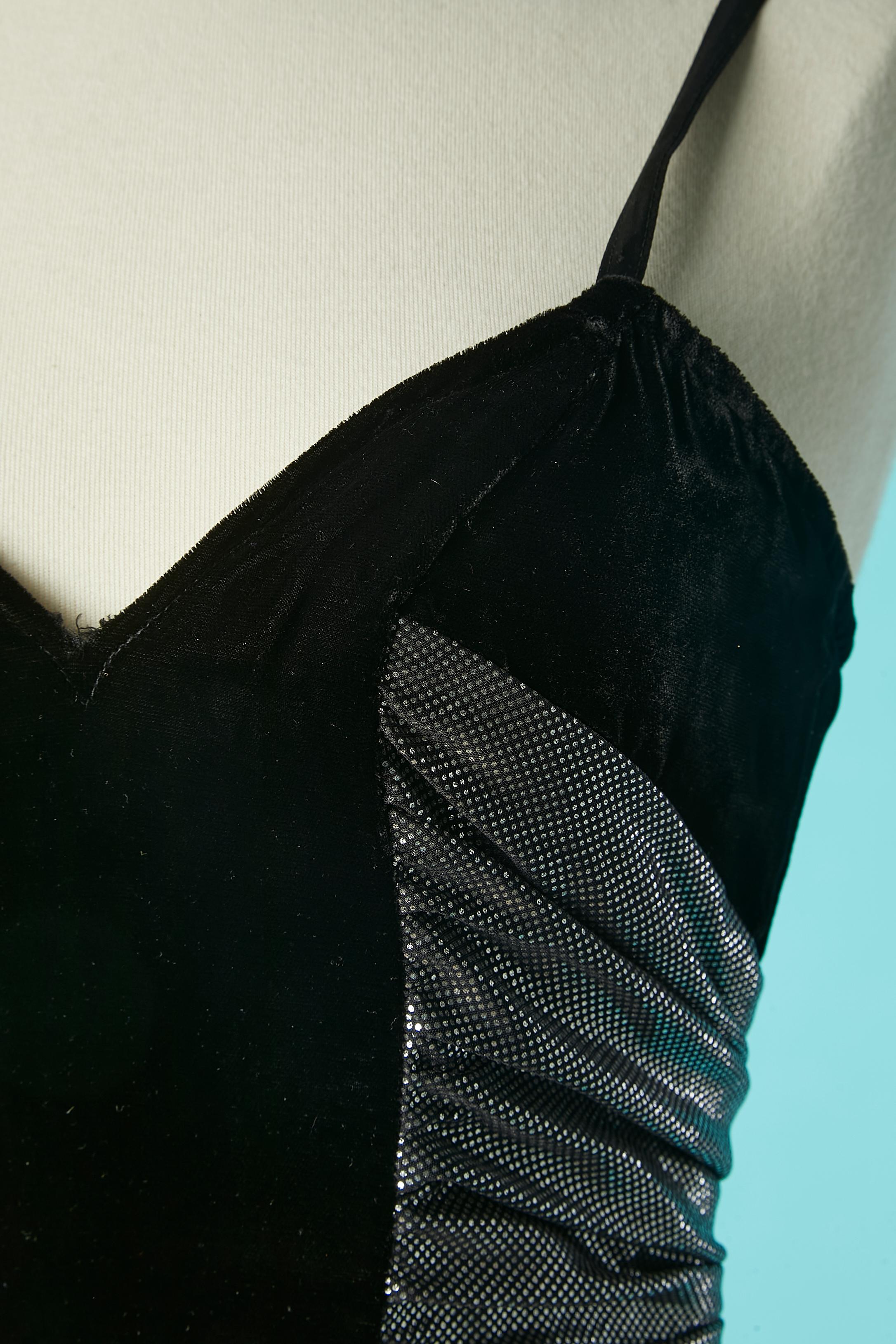 Schwarzes Samt-Cocktailkleid mit silbernem Jersey-Einsatz und hinten mit Samtband geschnürt. Um die Hüften drapiert. 
Reißverschluss in der Mitte des Rückens + seitlich entbeint. 
GRÖSSE 38 (Fr) S 