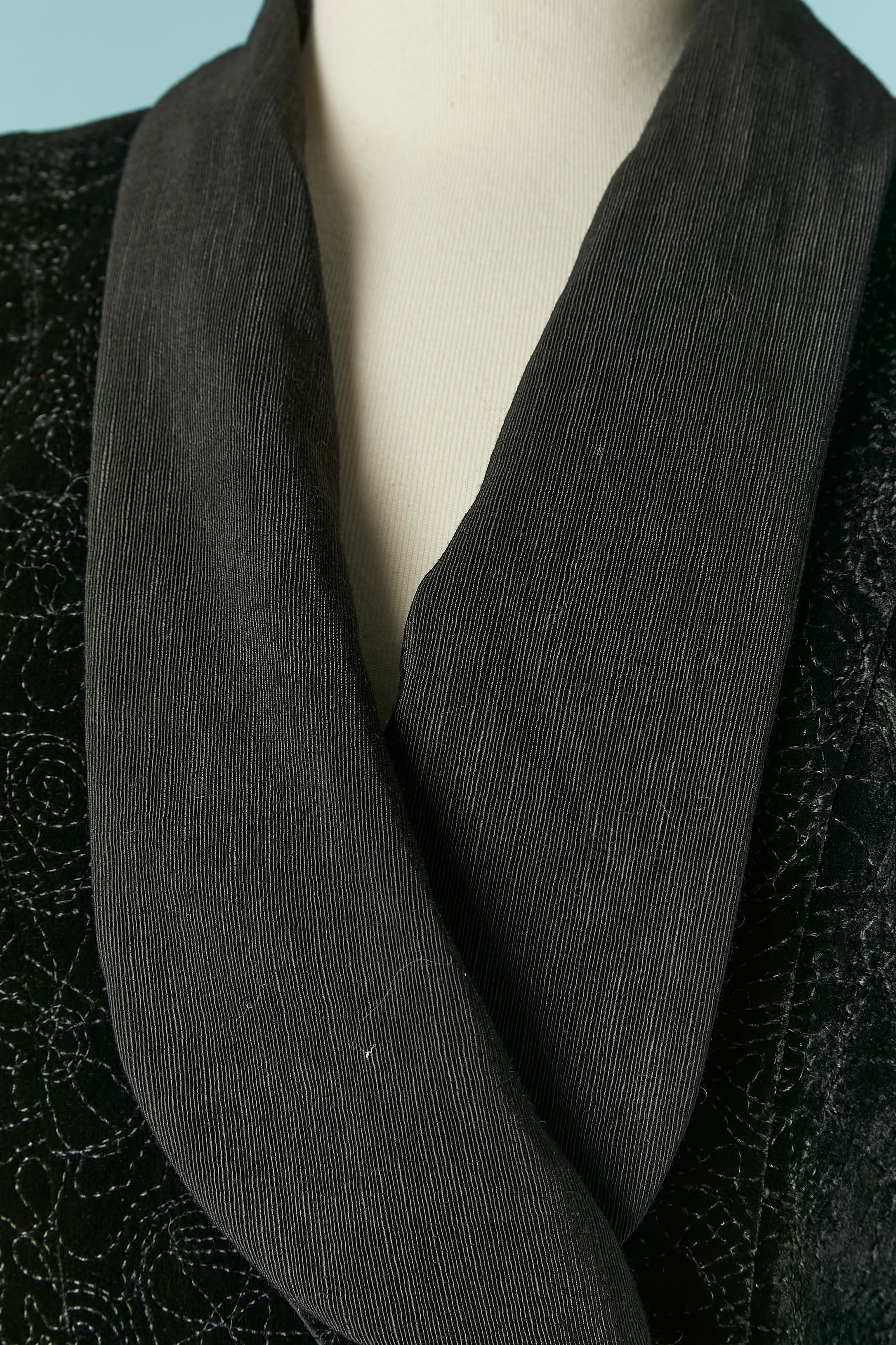 Giacca avvolta in velluto nero dévoré e giacca trasparente. Composizione del tessuto principale (velluto dévoré): 82% rayon, 18% seta. Non ci sono indicazioni per la fodera, ma probabilmente si tratta di rayon jacquard. 
Spallaccio. Vita regolabile
