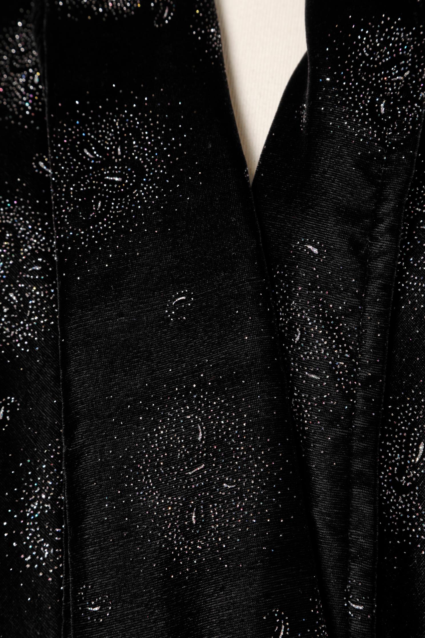Black velvet evening coat with Paisley glitters pattern Estrosa  In Excellent Condition For Sale In Saint-Ouen-Sur-Seine, FR