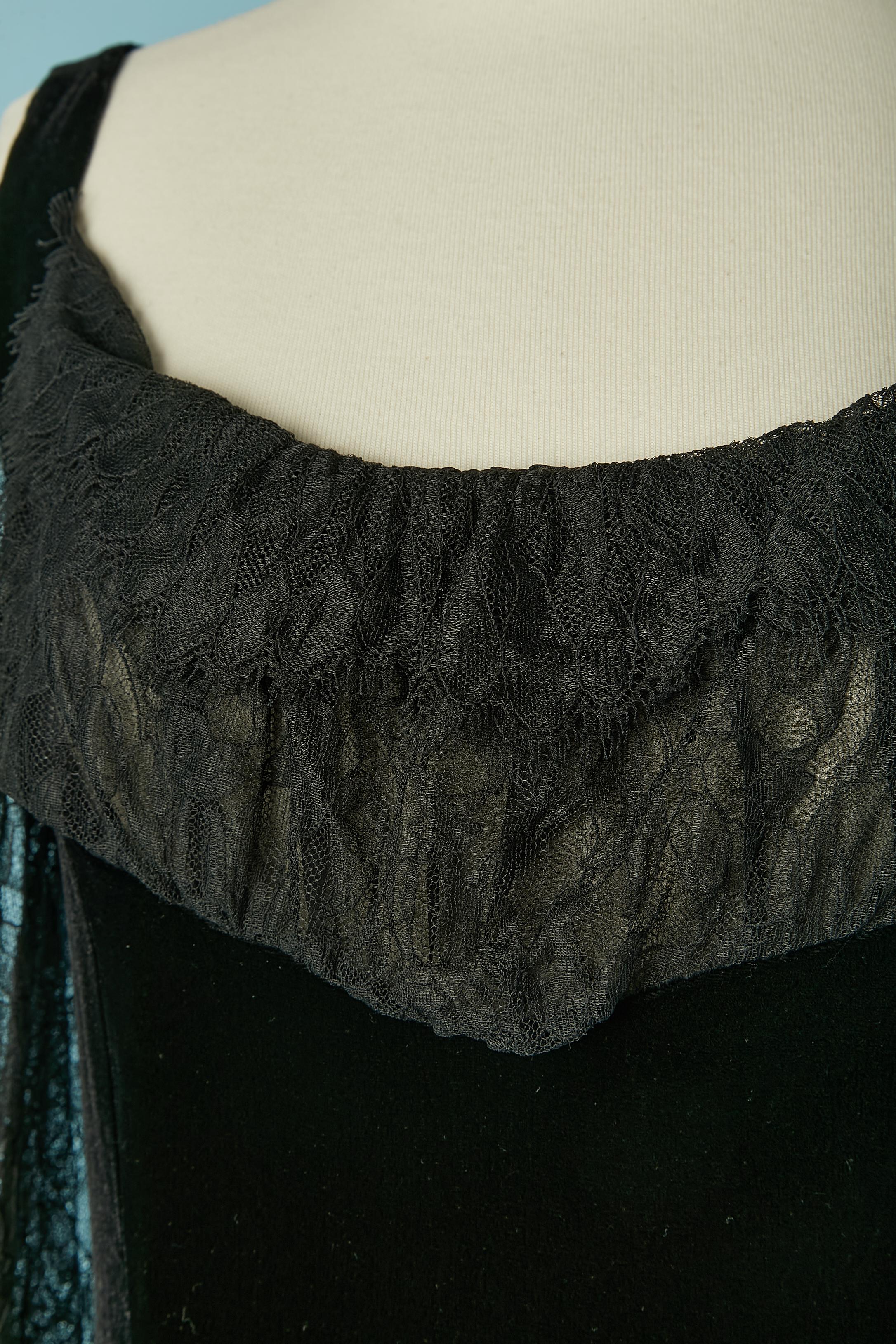 Vestido de noche de terciopelo negro con mangas y escote de encaje. Composición del terciopelo: rayón y seda. Forro de rayón. Manga de encaje transparente
Cierre con cremallera y corchetes en la parte central de la espalda. 
Longitud total