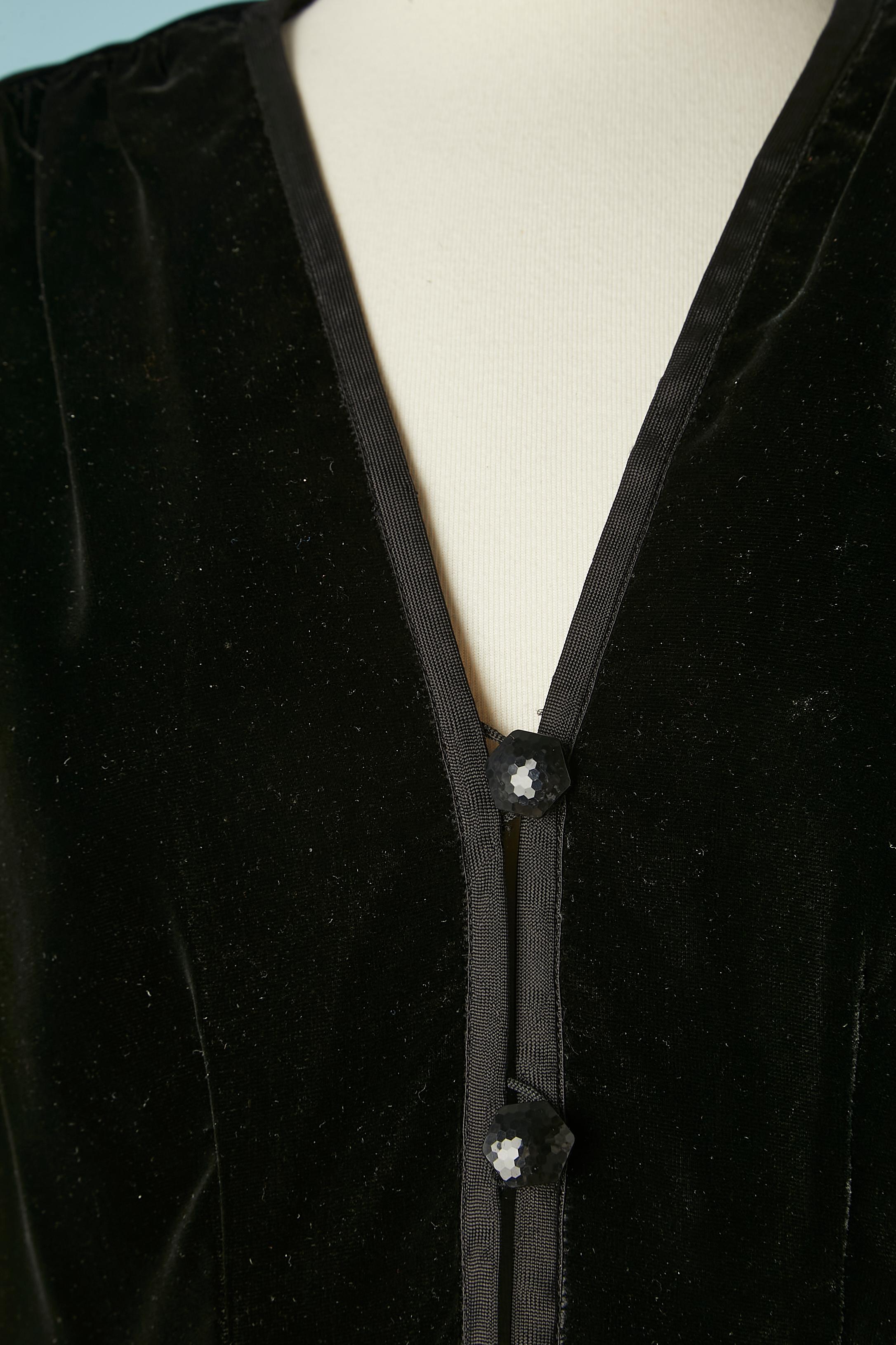 Black velvet evening jacket. Gros-grain piping. 
Shoulder pad. Rayon lining.
SIZE 38 (M )