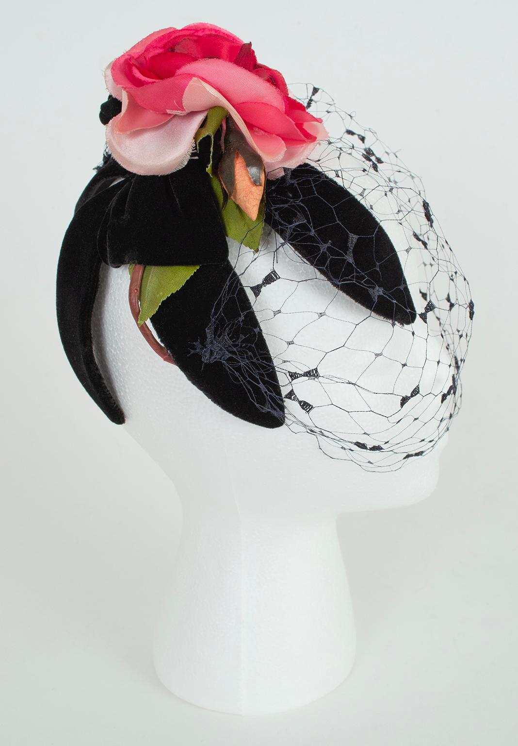 Schwarzer Samt-Fascinator mit Seidenrose und Schleier - O/S, 1950er Jahre Damen im Angebot