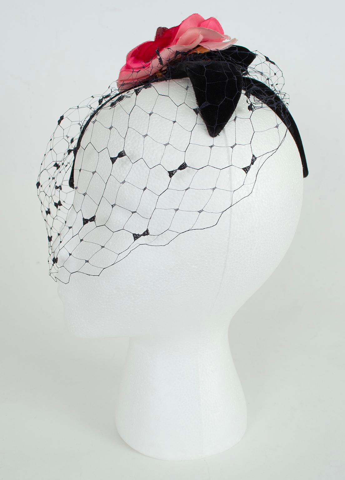 Schwarzer Samt-Fascinator mit Seidenrose und Schleier - O/S, 1950er Jahre im Angebot 1