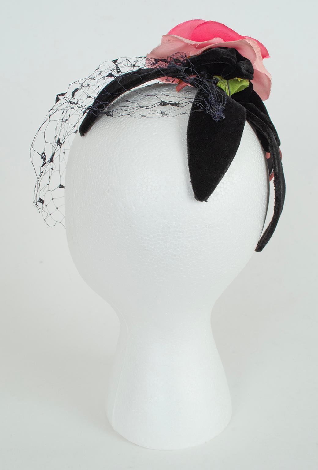 Black Velvet Flower Petal Fascinator with Silk Rose and Veil – O/S, 1950s In Excellent Condition For Sale In Tucson, AZ
