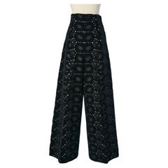 Pantalon taille haute à jambes larges en velours noir à fleurs Circa 1970 