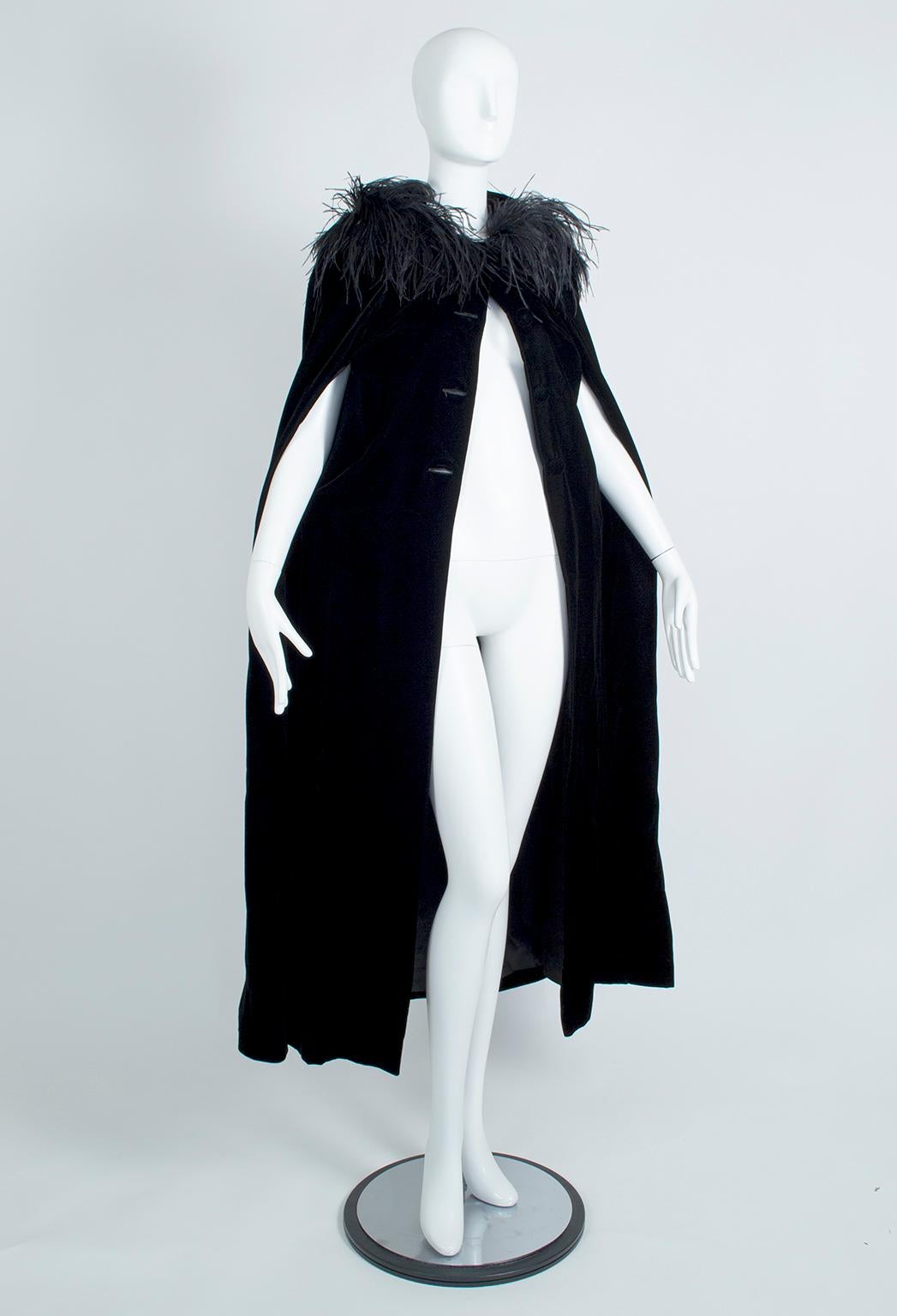 As mysterious as it is beautiful, this dramatic cape both frames and hides the face thanks to the 8