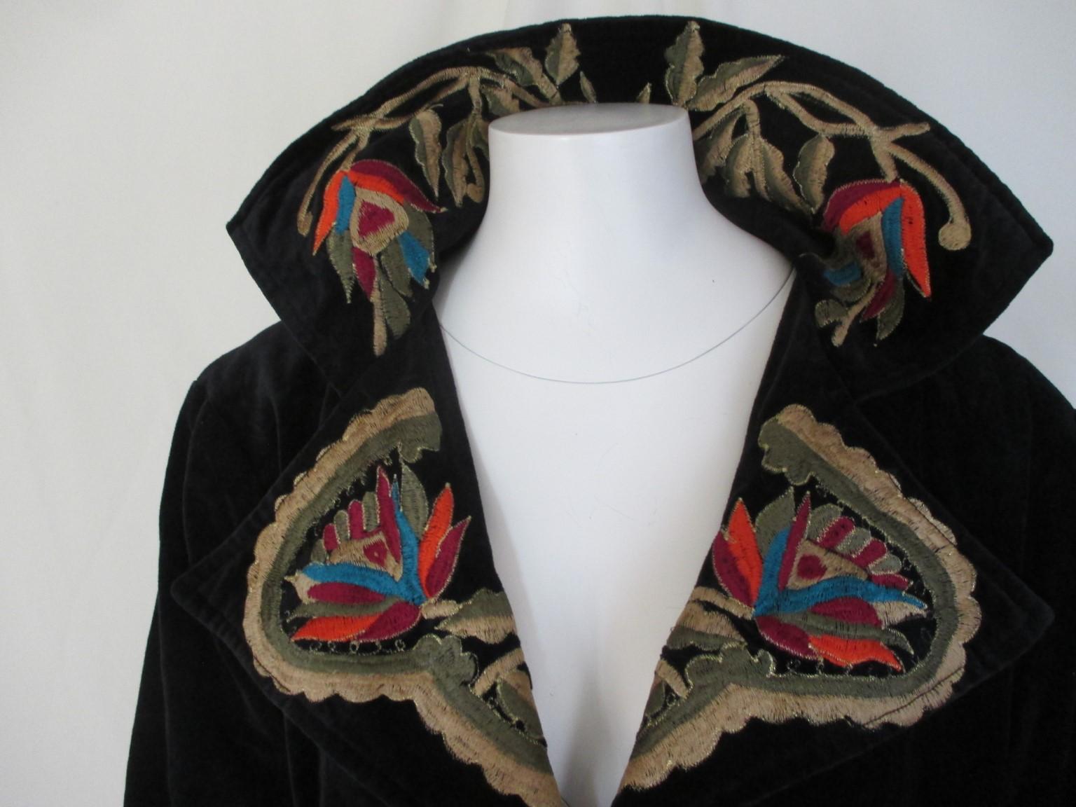 Unique vintage coat made of black velvet gold embroidered with colorful flowers.
It has 3 press buttons, 2 pockets.

Size is about medium/large, please refer to the measurements in the description.

Please note that vintage items are not new and