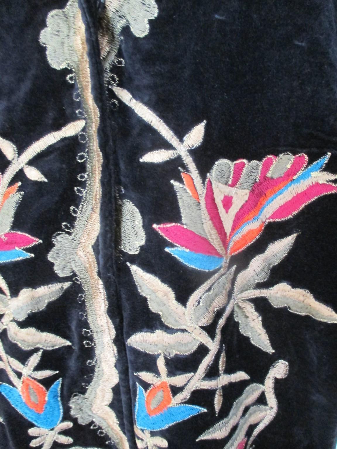 Black Velvet Gold Embroidered  Flowers Coat  In Good Condition For Sale In Amsterdam, NL