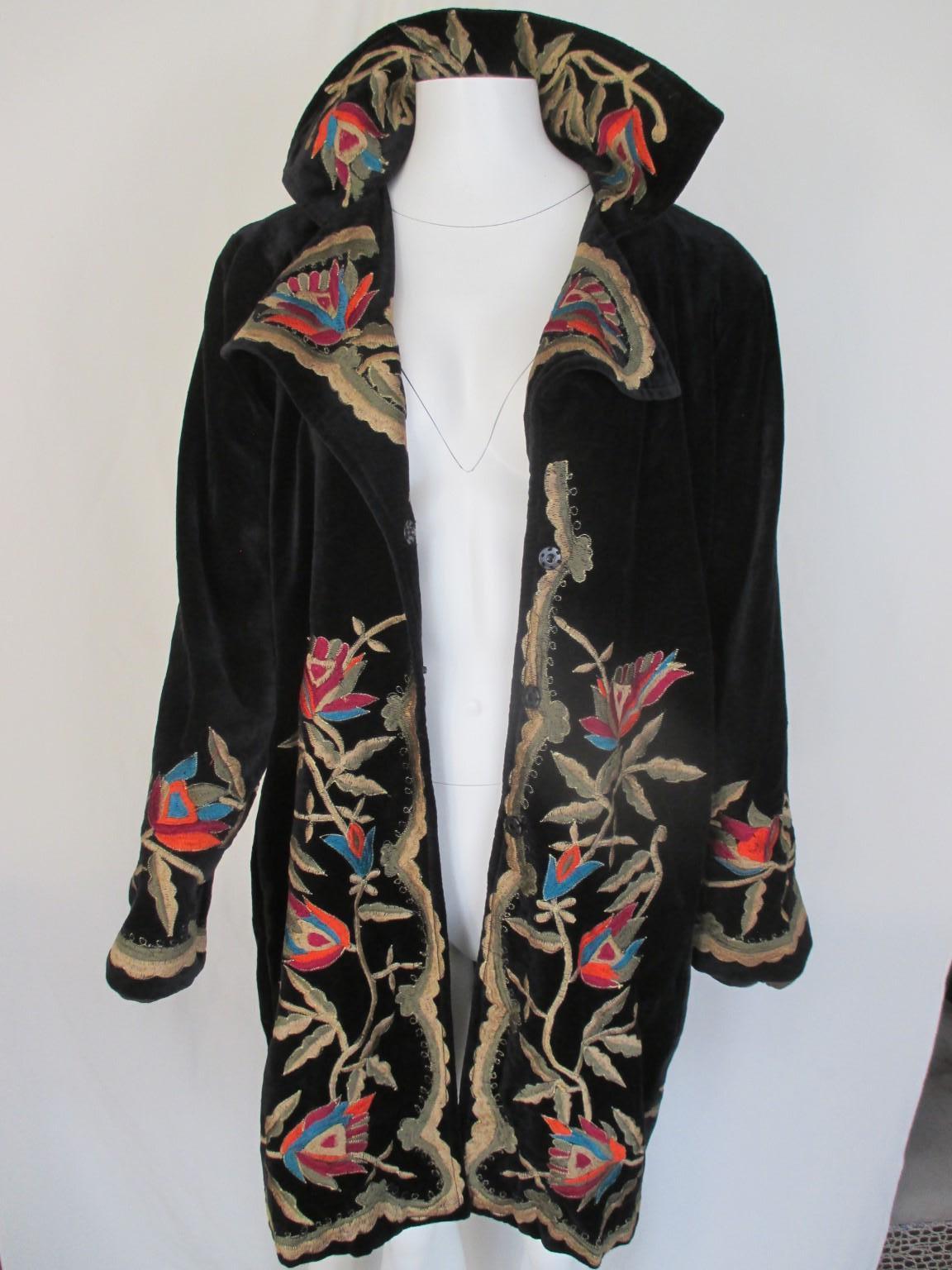 Velluto nero ricamato in oro  Cappotto a fiori in vendita 3