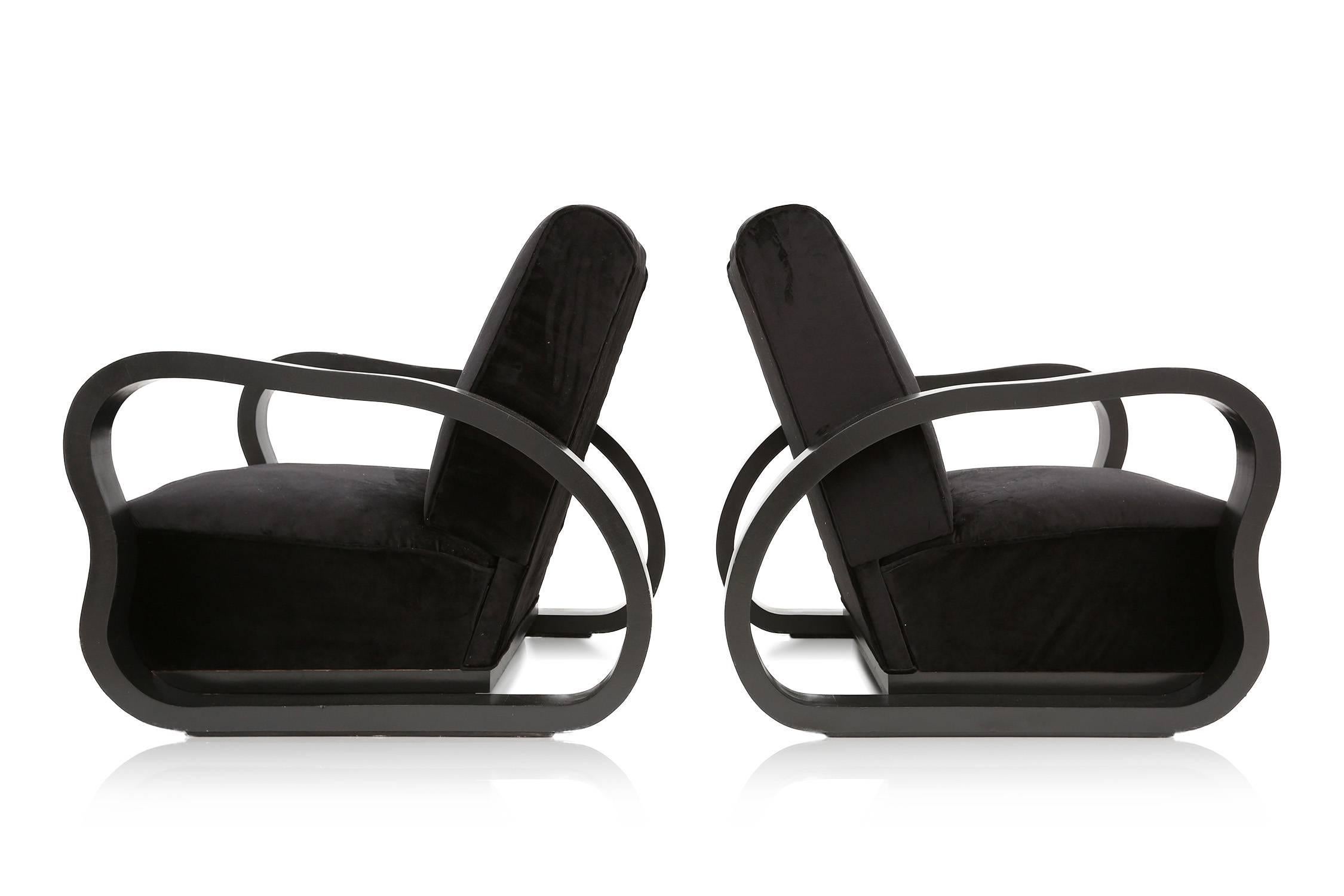 Art Deco modern easy chair.
Black ebonized frame.
Black velvet upholstery.

Continental European, 1940s. 

Measures: H 85 cm, W 78 cm, D 106 cm.