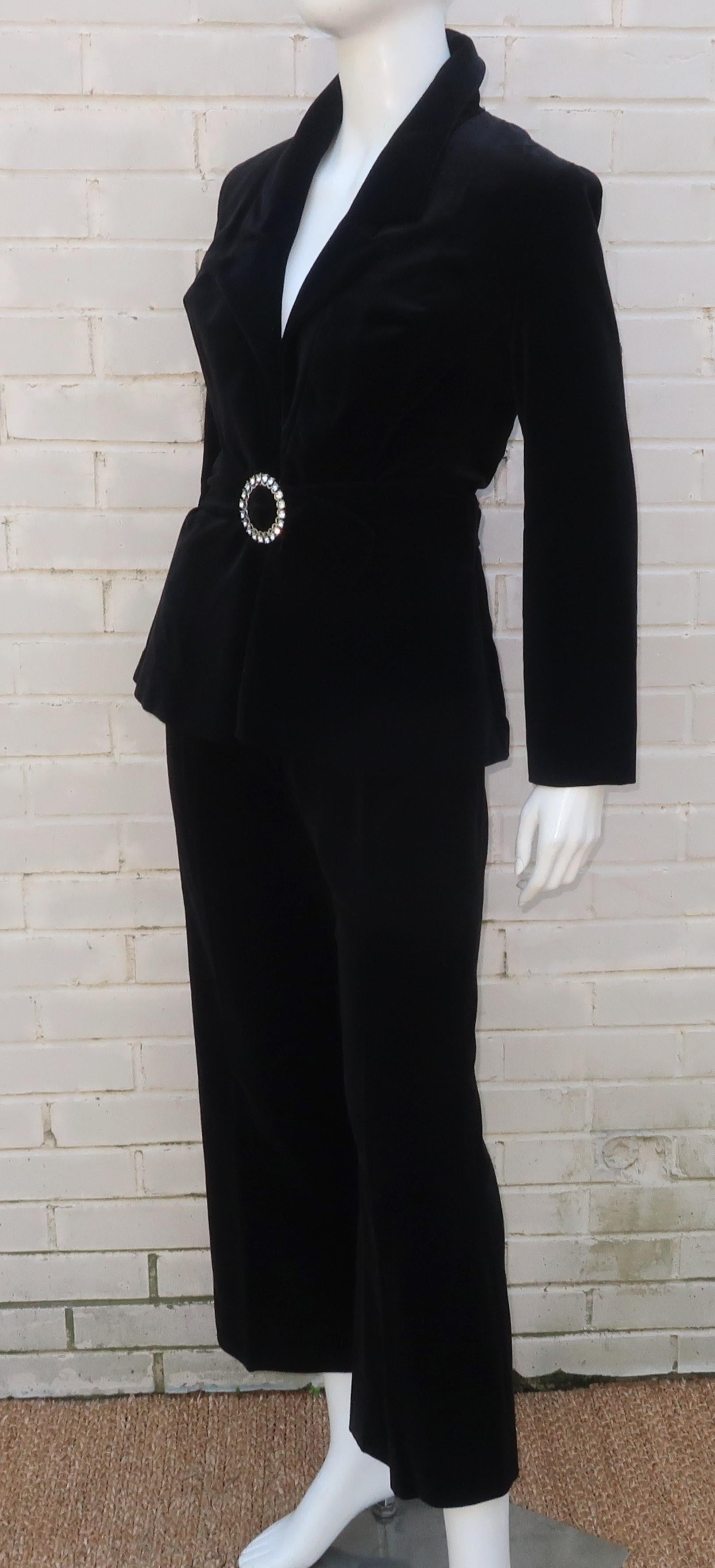Tailleur pantalon en velours noir avec ceinture en strass, vers 1970 en vente 3