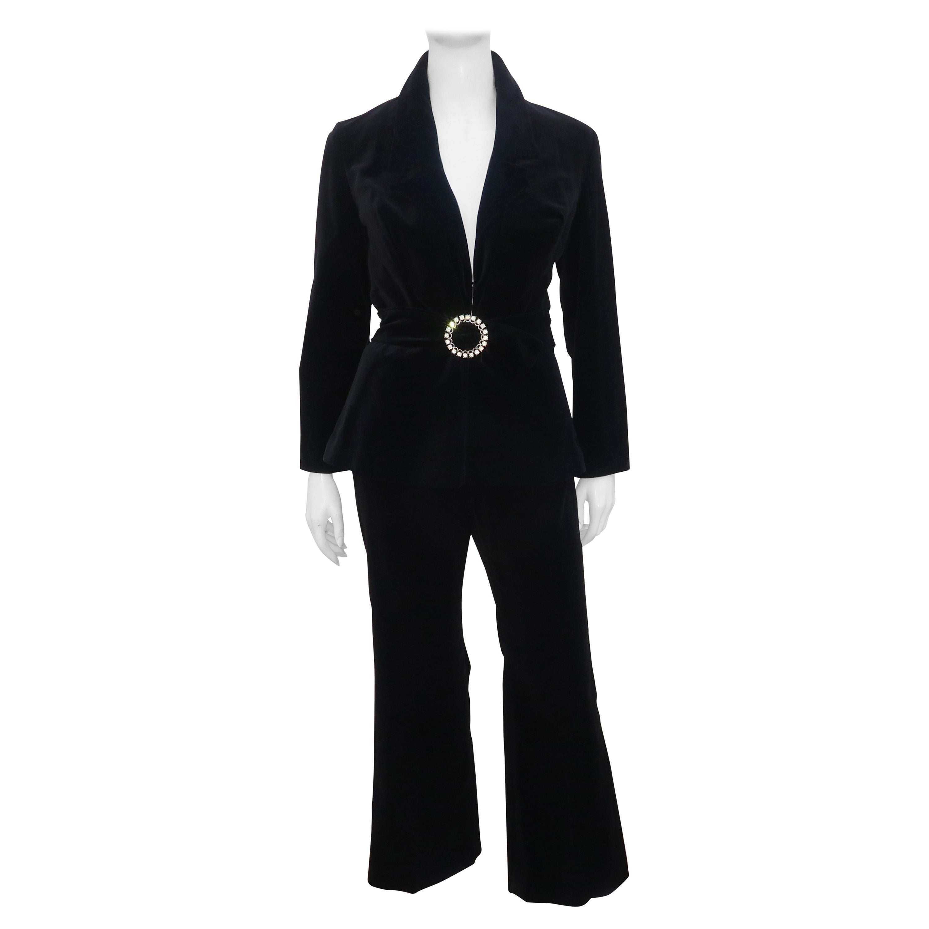 Tailleur pantalon en velours noir avec ceinture en strass, vers 1970