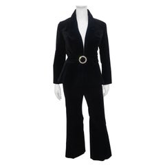 Traje pantalón de terciopelo negro con cinturón de pedrería, C.1970
