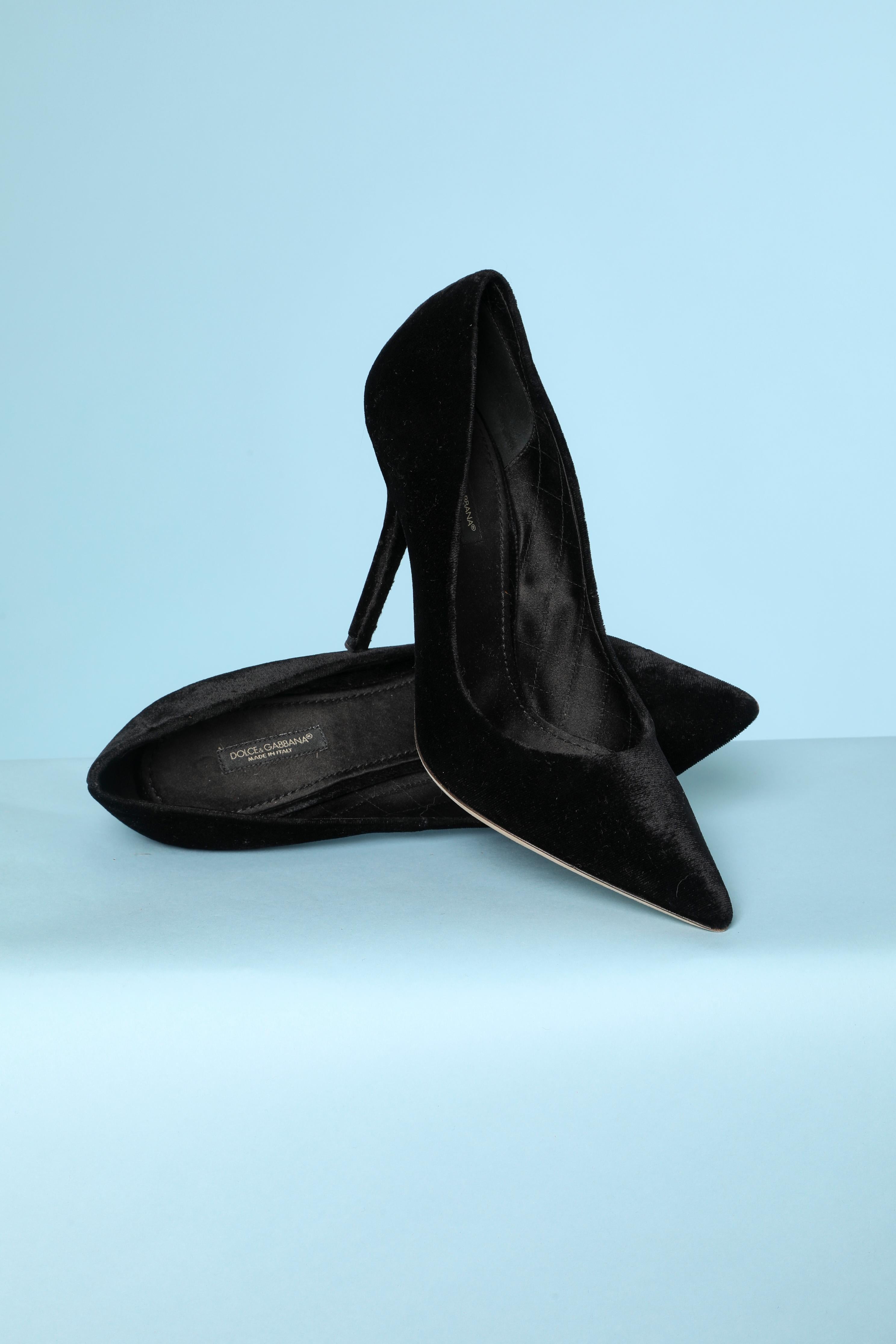 Bomba de terciopelo negro. Número de zapato = 38 1/2 ( It) Altura de los tacones = 11 cm 
COMO NUEVO
