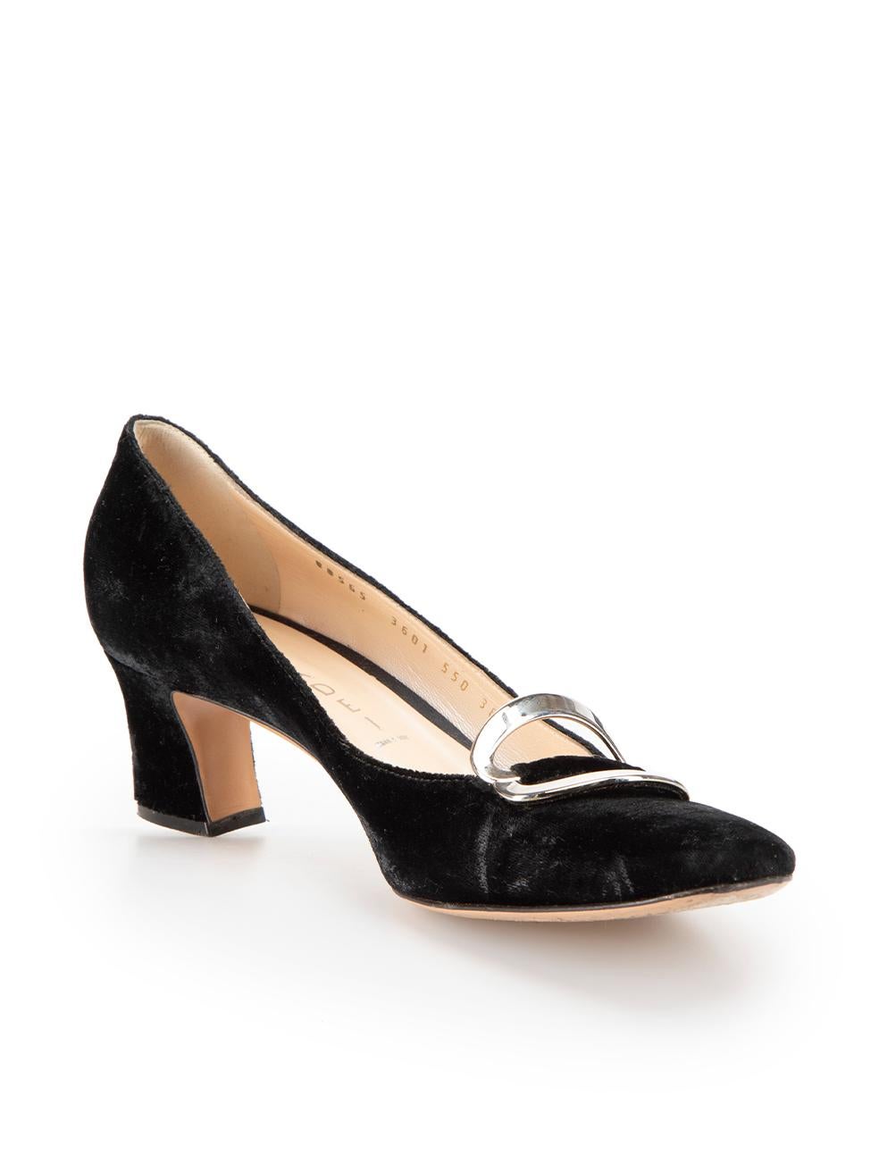 CONDITION is Very good. Minimal wear to shoes is evident. Minimal wear to both heels with scuffs to the velvet on this used Casadei designer resale item.



Details


Black

Velvet

Slip-on pumps

Square-toe

Kitten heel

Silver buckle