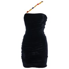 Schwarzes Minikleid aus Samt mit Rüschen und Schulterriemen mit Goldkette:: 1990