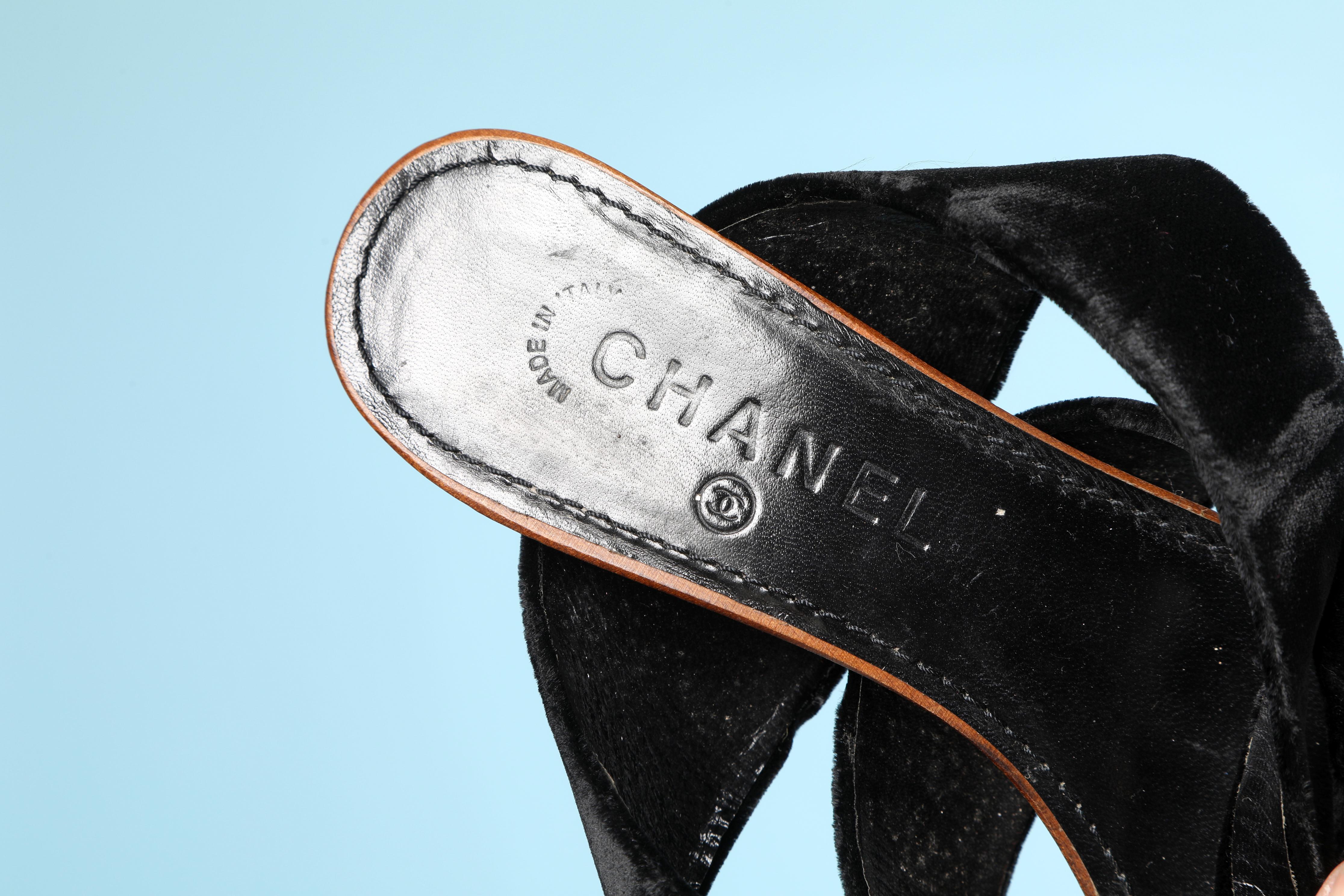 Black velvet sandal and wood heels Chanel  In Excellent Condition For Sale In Saint-Ouen-Sur-Seine, FR