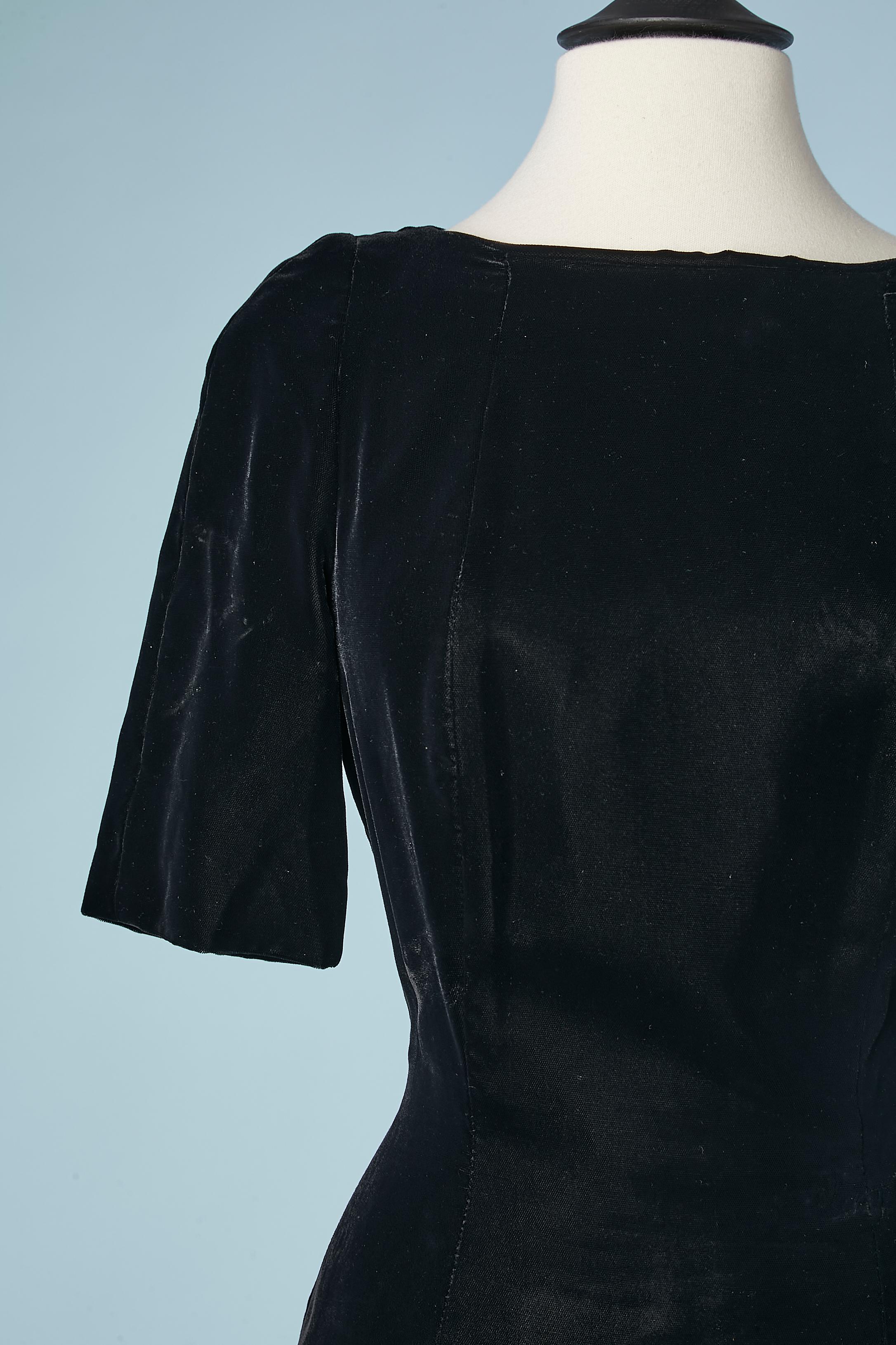 Black velvet short sleeve evening dress. Silk lining. Zip and hook&eye in the middle back. Split on the left side , lenght = 75 cm
Circa 1980
SIZE S 