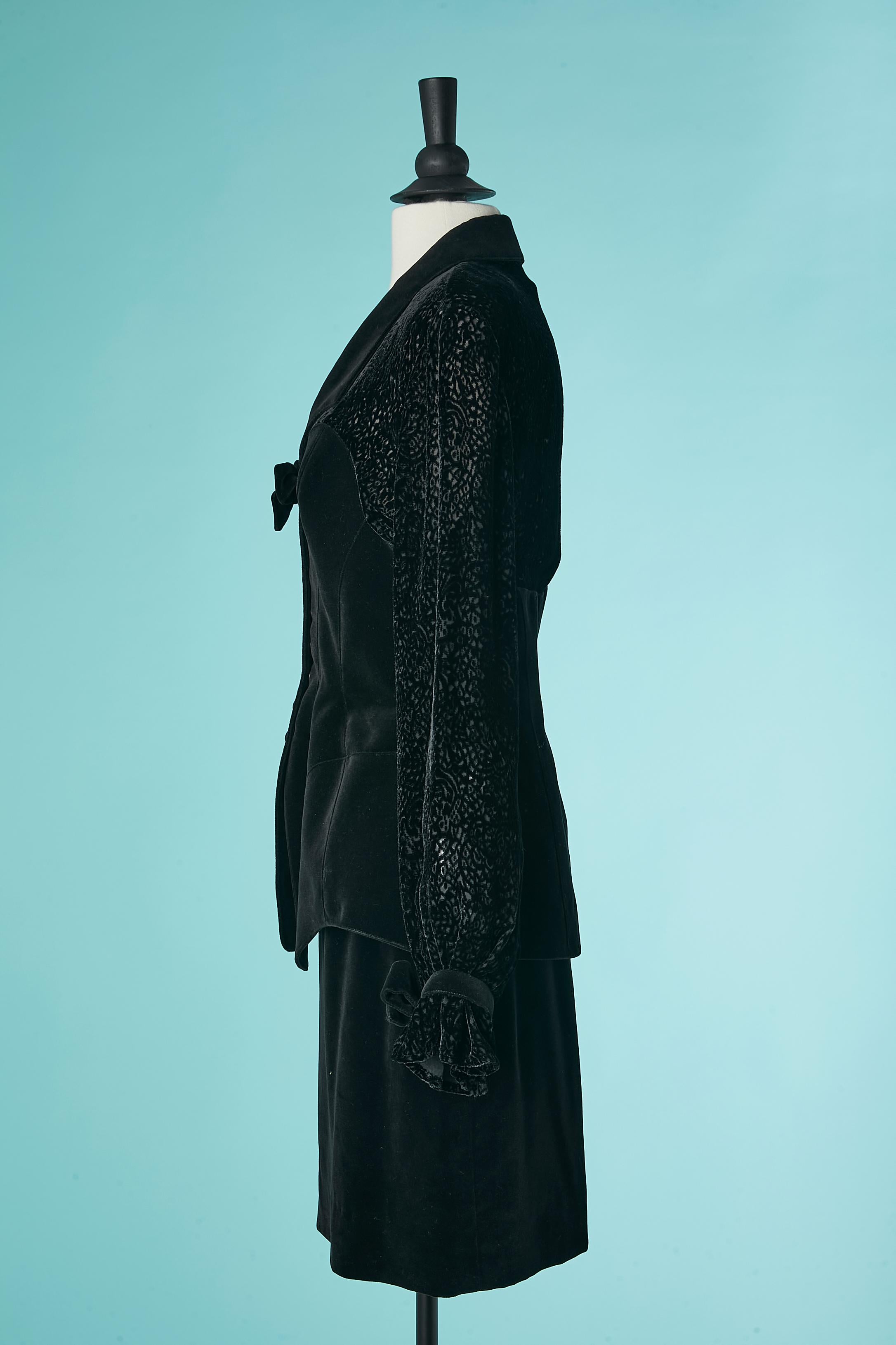 Black velvet skirt suit with dévoré velvet inset and black bow Thierry Mugler  For Sale 2