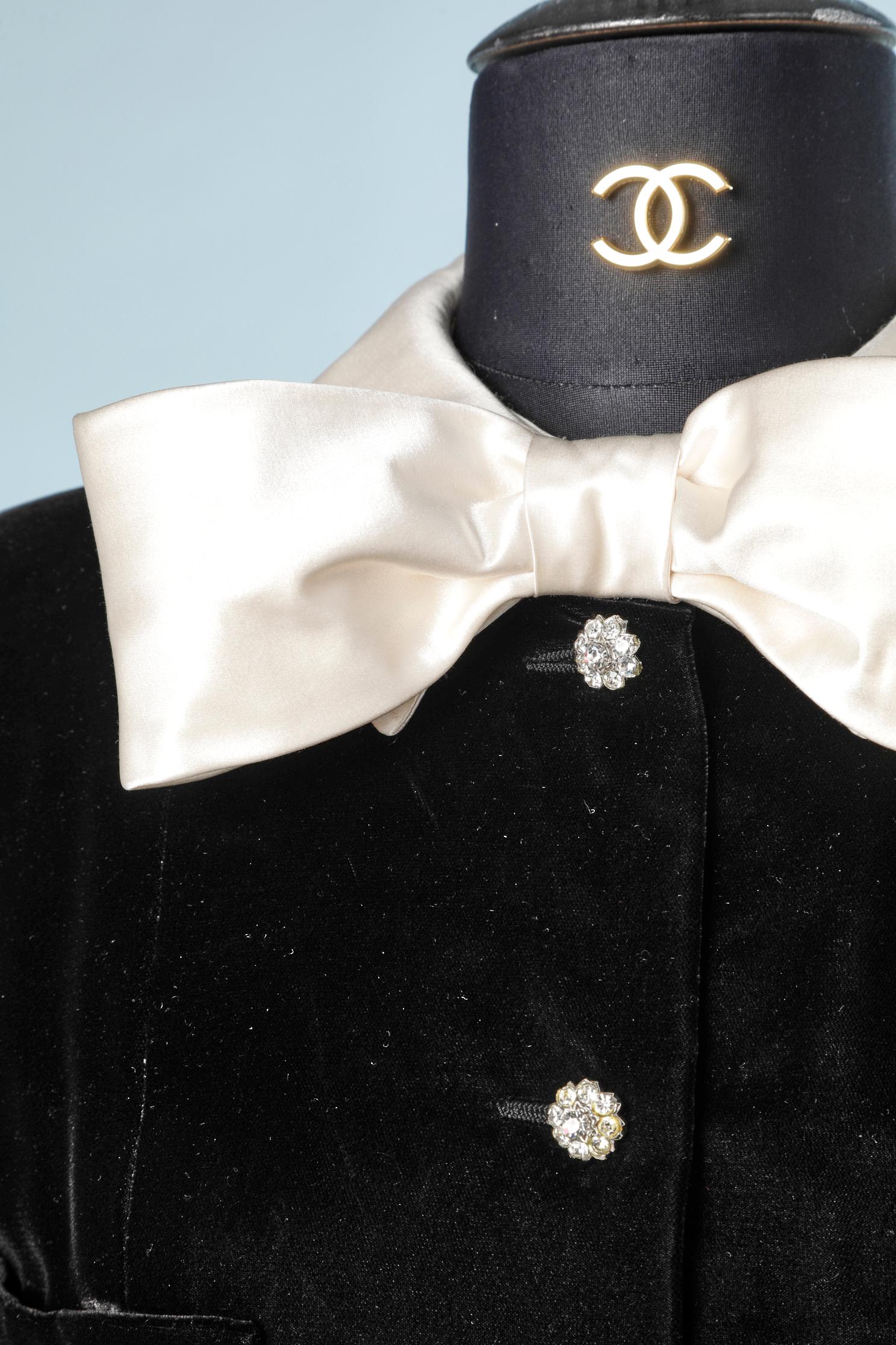 Black velvet skirt-suit with ivory silk collar and cuff Chanel Boutique  In Excellent Condition For Sale In Saint-Ouen-Sur-Seine, FR