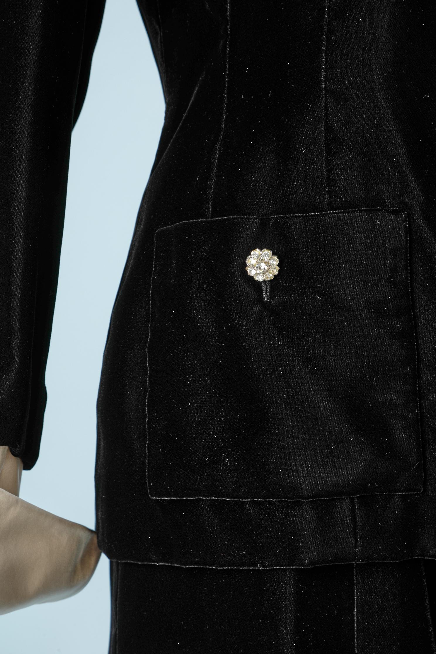 Black velvet skirt-suit with ivory silk collar and cuff Chanel Boutique For Sale 1
