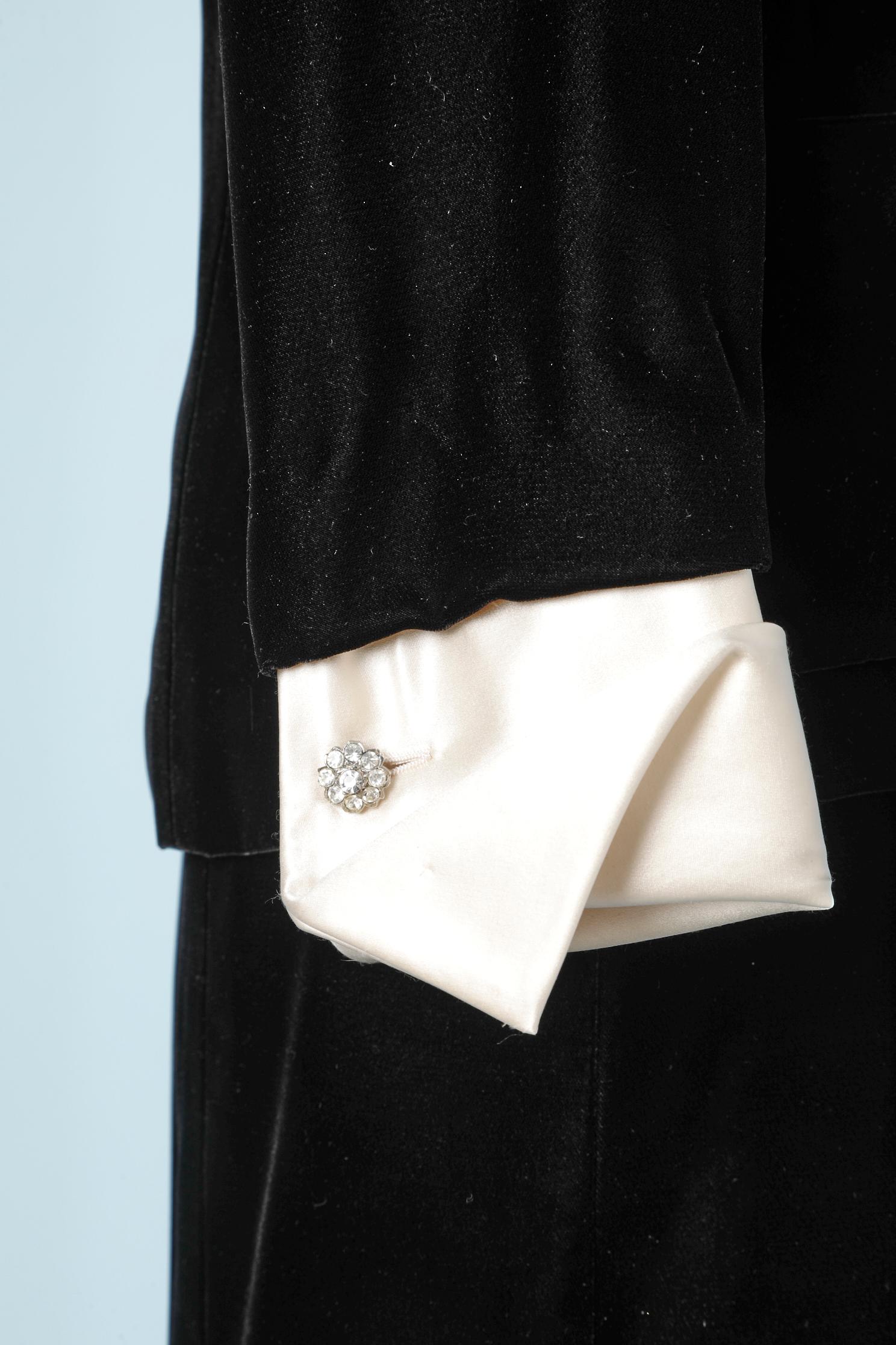 Black velvet skirt-suit with ivory silk collar and cuff Chanel Boutique  For Sale 2