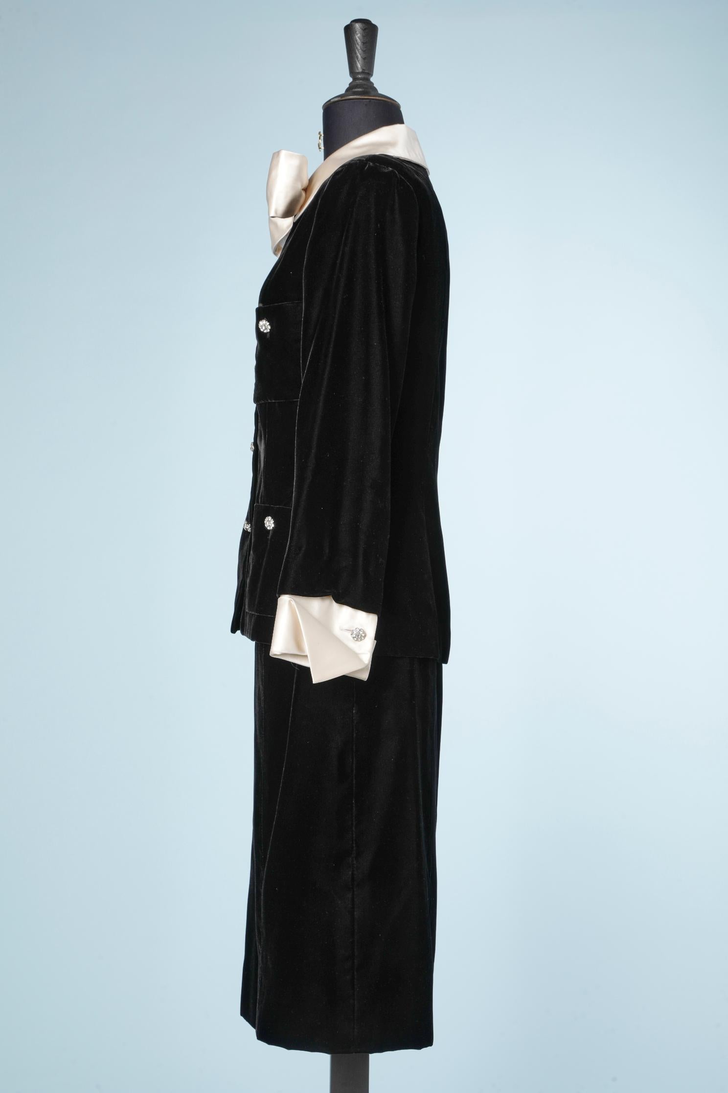 Black velvet skirt-suit with ivory silk collar and cuff Chanel Boutique  For Sale 3