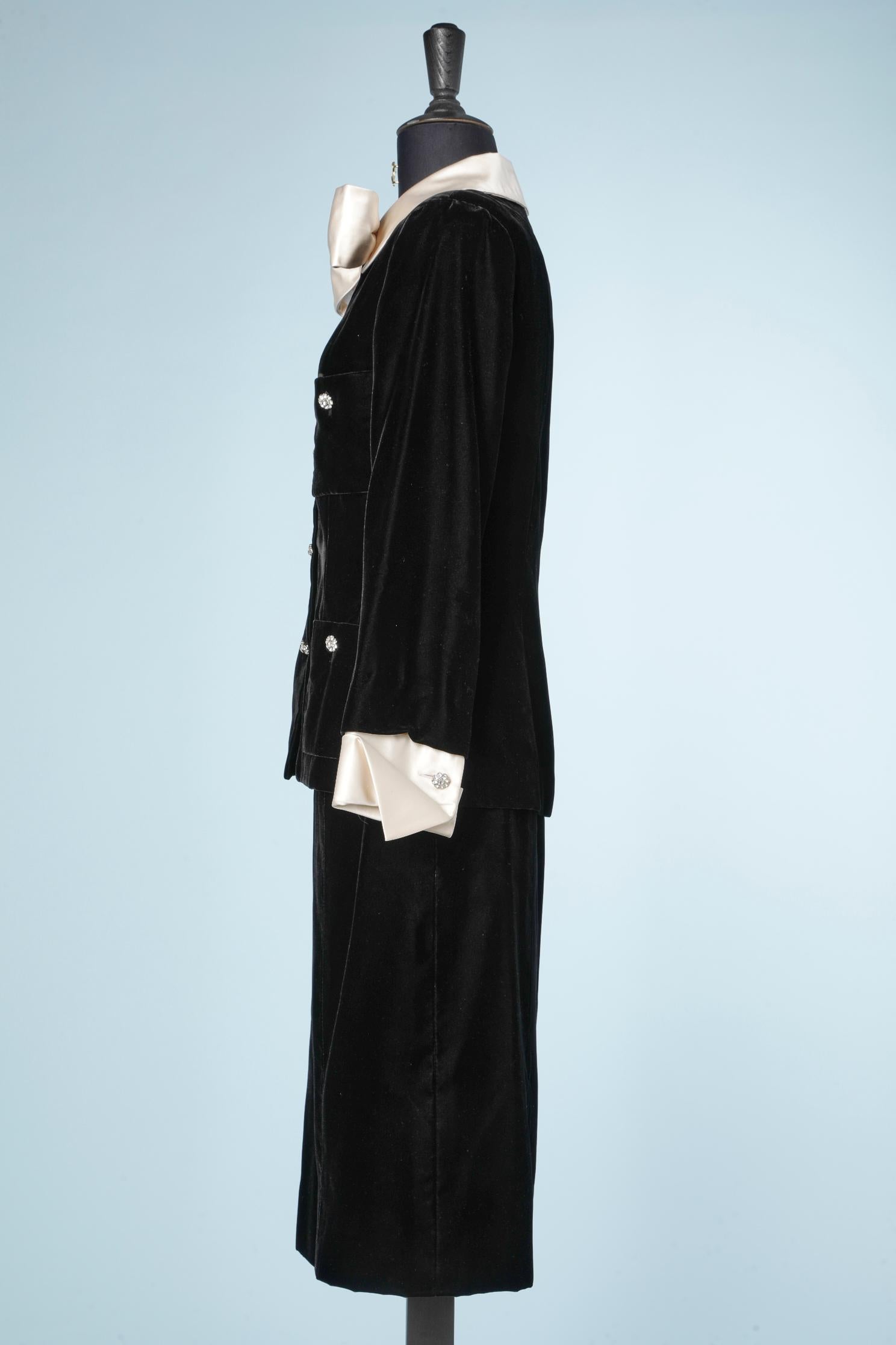 Black velvet skirt-suit with ivory silk collar and cuff Chanel Boutique For Sale 3