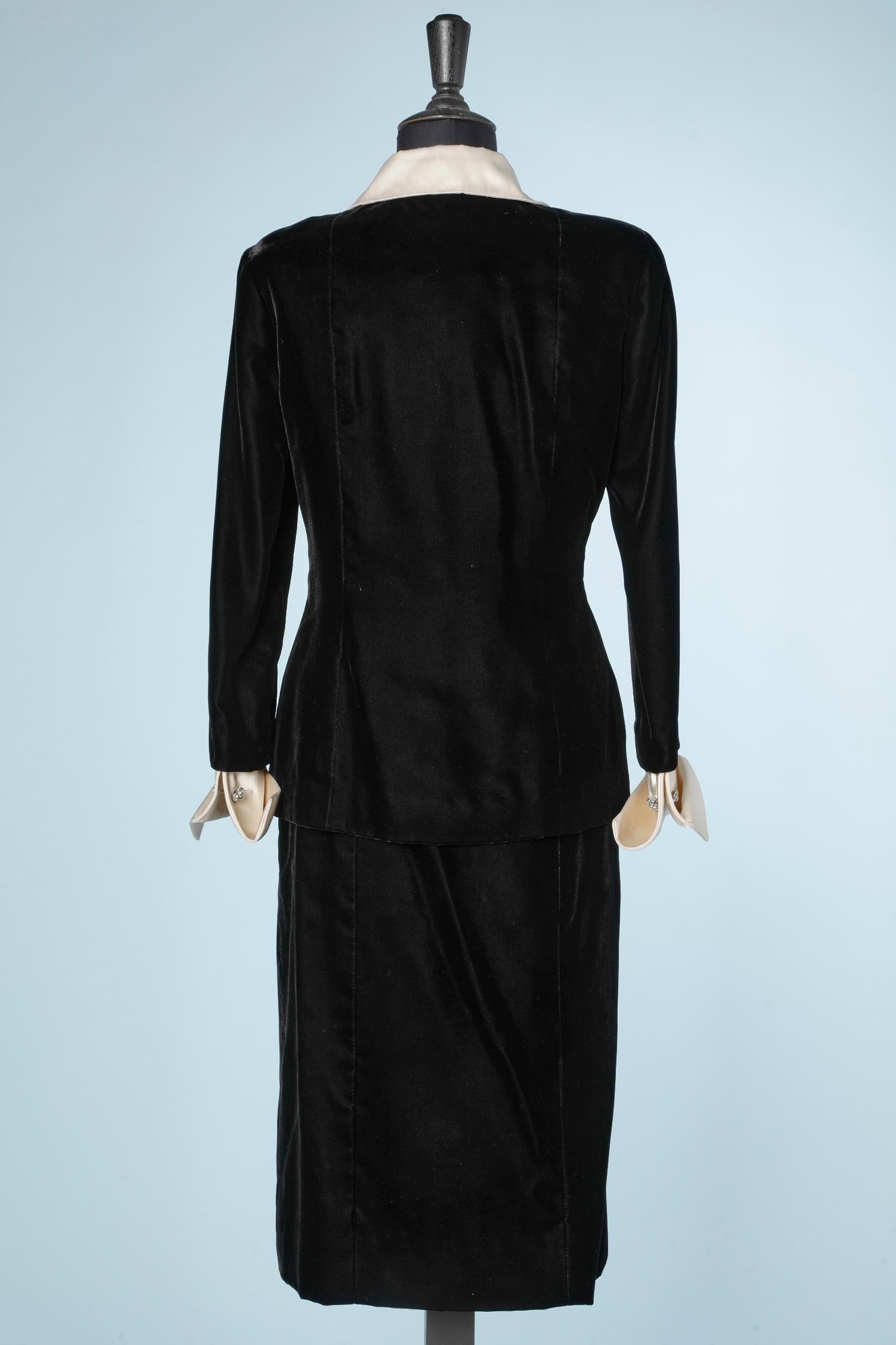 Black velvet skirt-suit with ivory silk collar and cuff Chanel Boutique  For Sale 4