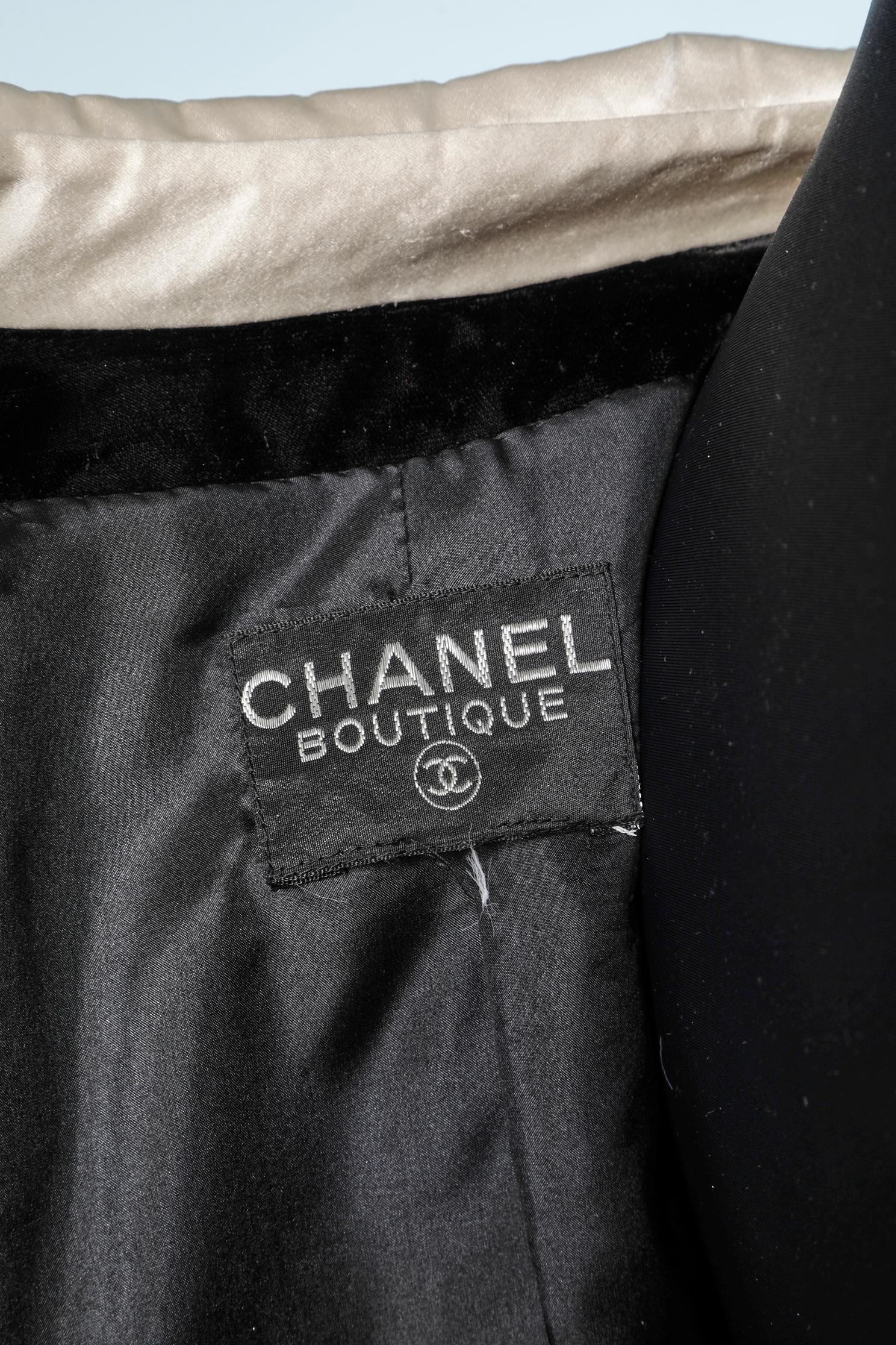 Black velvet skirt-suit with ivory silk collar and cuff Chanel Boutique For Sale 5