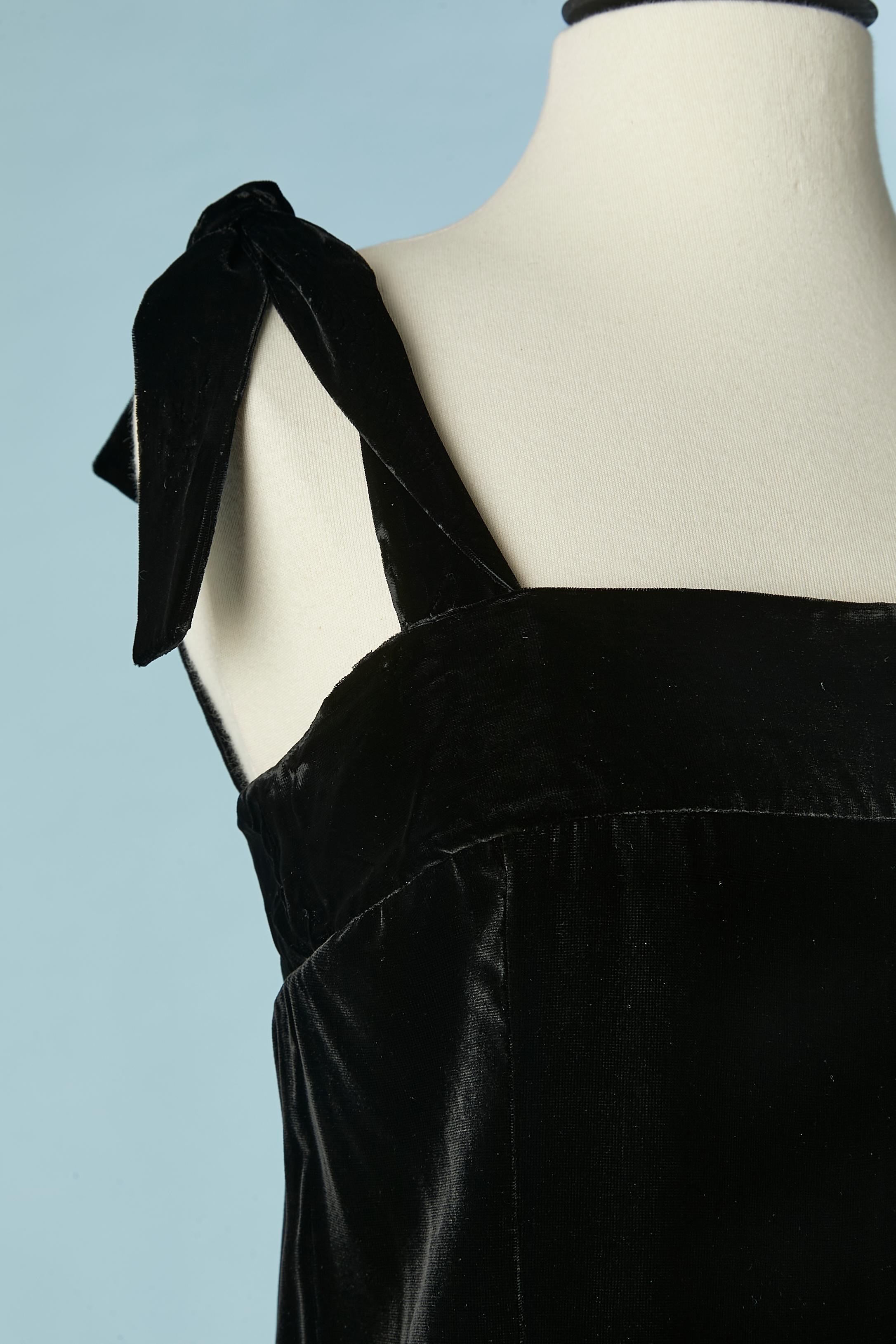 Black velvet sleeveless evening dress. Main fabric : 100% rayon. No lining. Bow on each shoulders. Zip closure in the middle back. 
SIZE 40 (Fr) M 