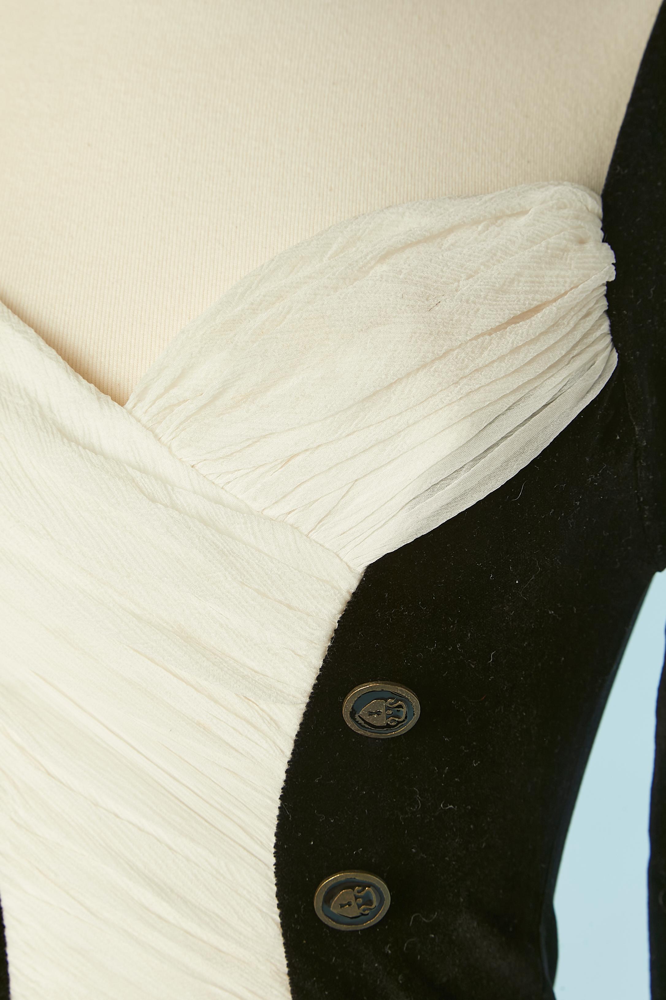 Schwarzes Samt-Top mit drapierter Seidenchiffon-Büste. Zusammensetzung des Samtes: 87% Baumwolle, 10% Viskose, 3% Elastan. Haken- und Ösenverschluss in der hinteren Mitte. Dekorative Knöpfe an der Vorderseite. 
GRÖSSE 36 (Fr) 4 (Us) XS 