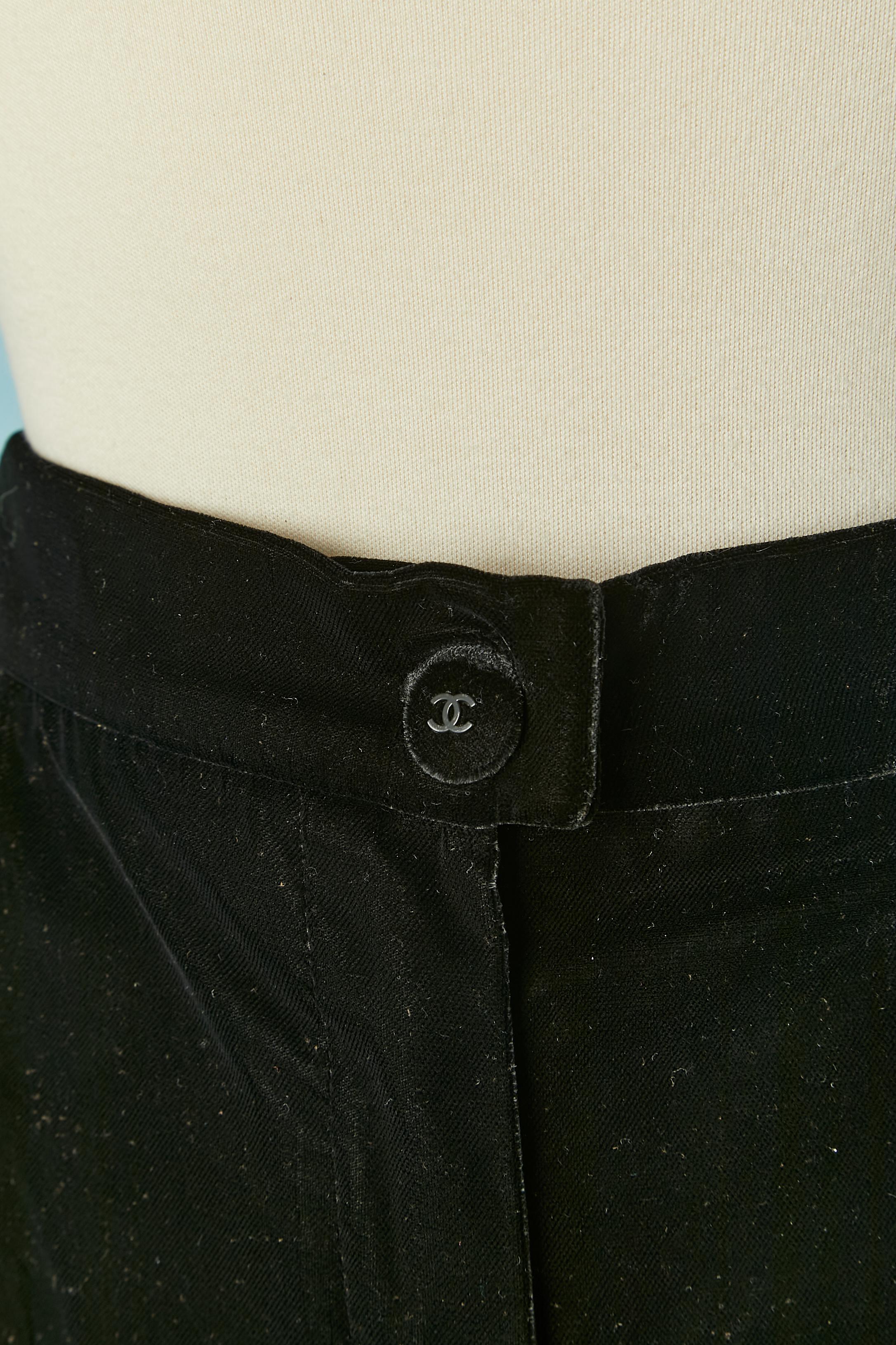 Schwarze Samt-Hose . Zusammensetzung Samt: 100% Polyester. Seidenfutter. 
GRÖSSE 48 (Fr) L / XL 