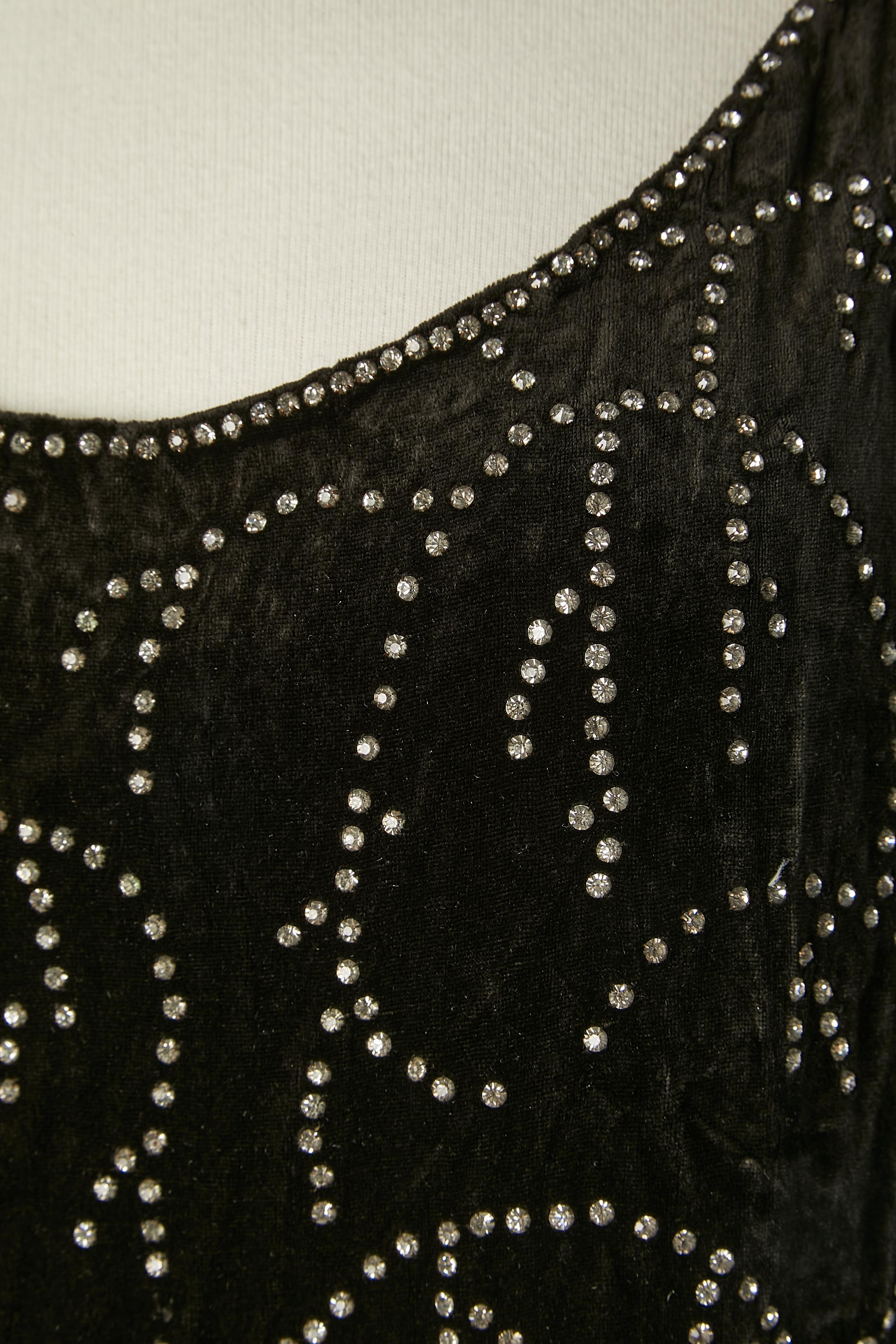 Black velvet tunique with rhinestone and beads fringes finish with silk threads.
No lining. Museum piece ( can be wear but in a very delicate way)
SIZE L