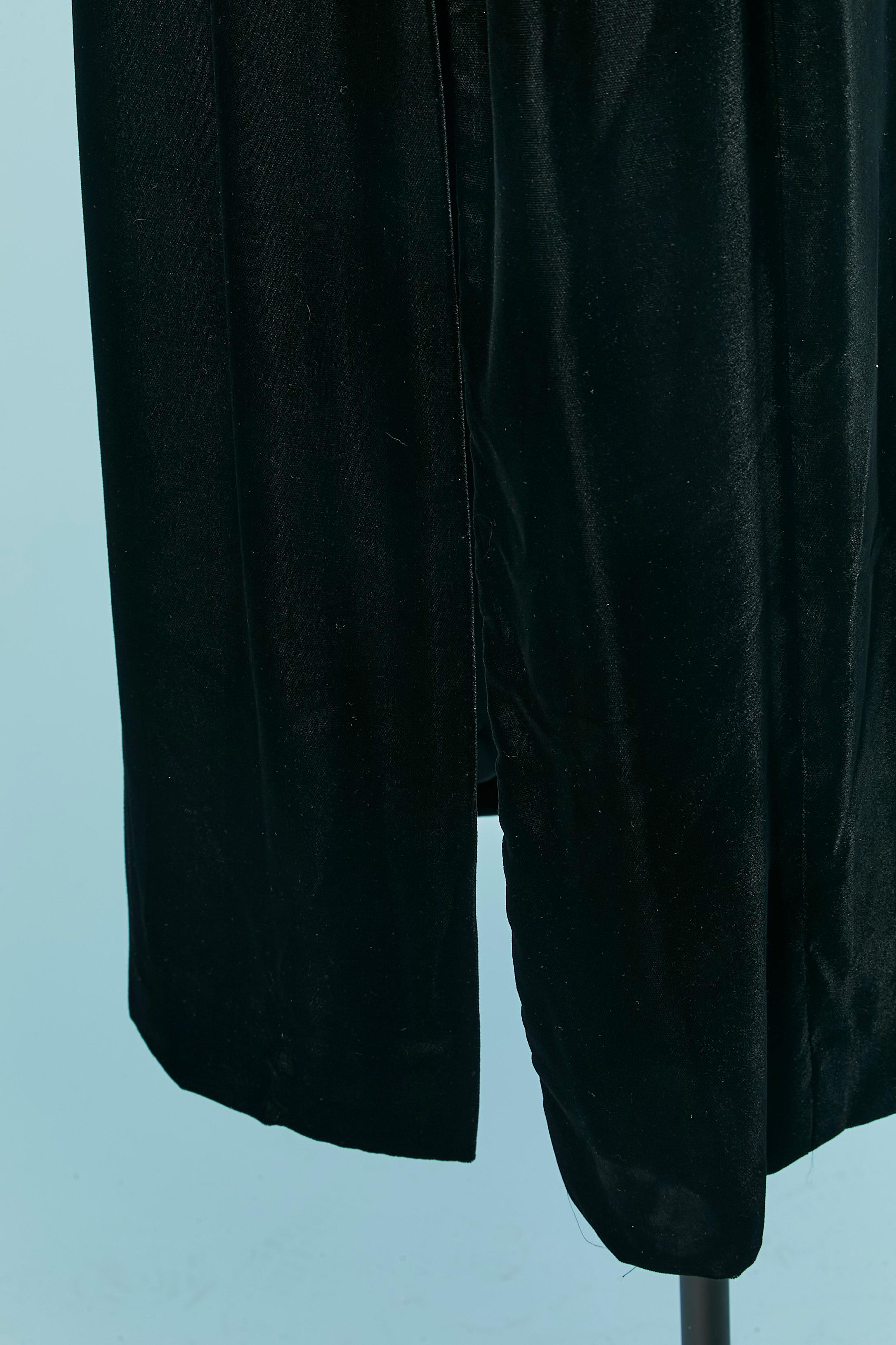 Black velvet wrap skirt. Rayon lining. 
Hook&eye and snap closure on the waist on the side front . One pocket on the right side.
SIZE 38 (Fr) M 