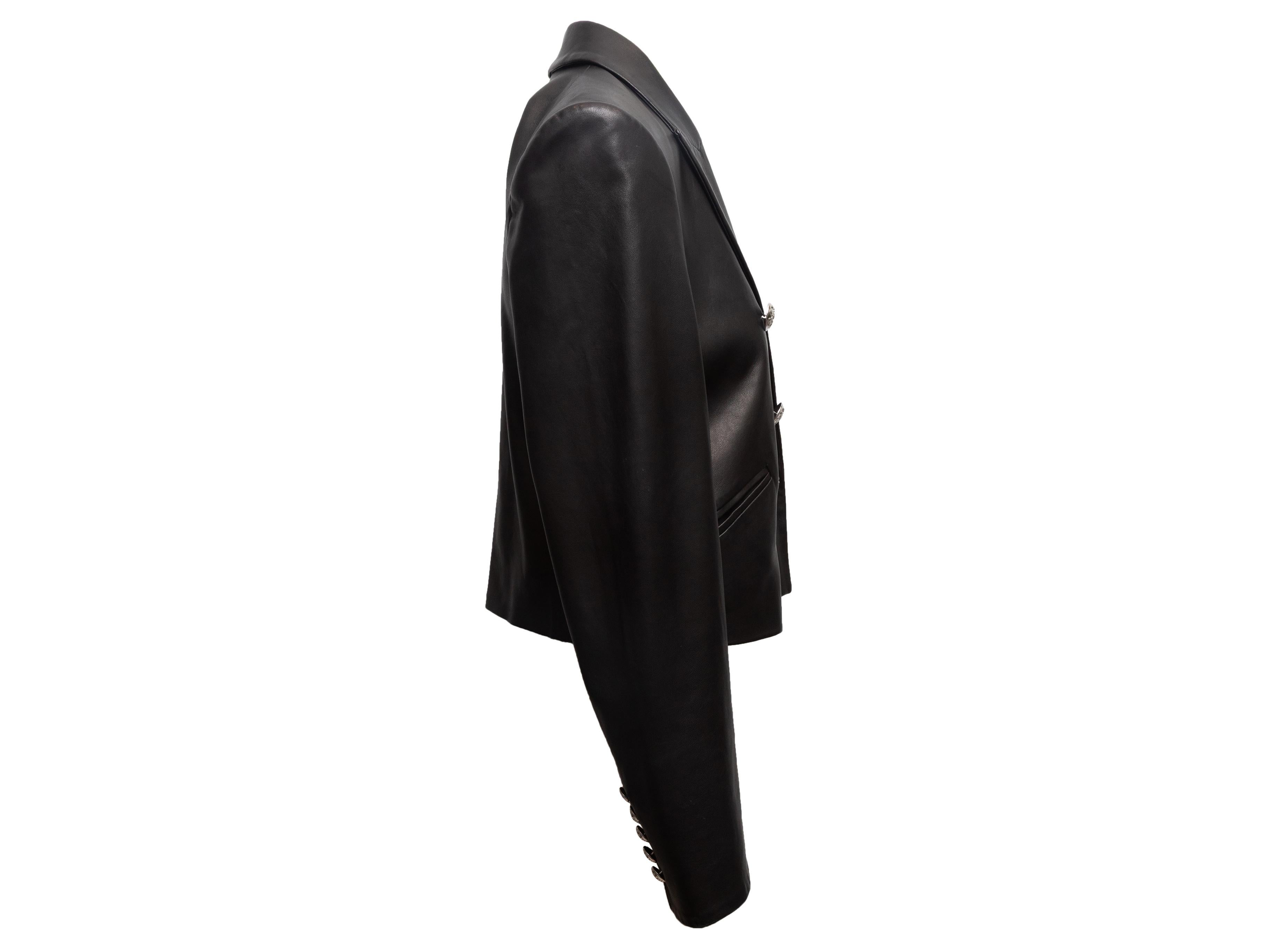 Blazer en cuir noir à double boutonnage Veronica Beard. Revers à pointe. Trois poches à l'avant. Fermeture à boutons argentés sur le devant. Poitrine de 36